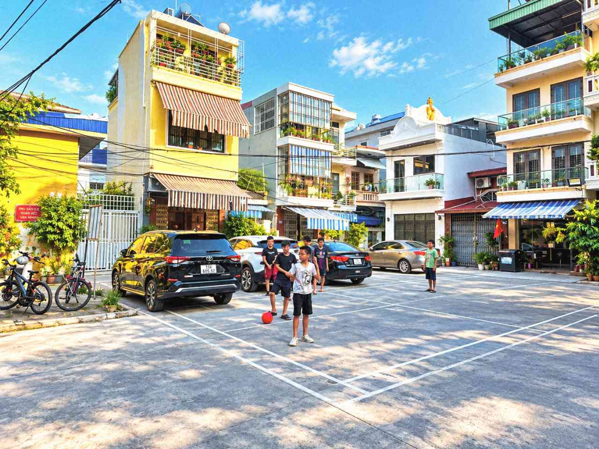 Nhà lô góc 2 mặt ngõ tại trung tâm Lê Chân với sân rộng để xe ô tô thuận tiện