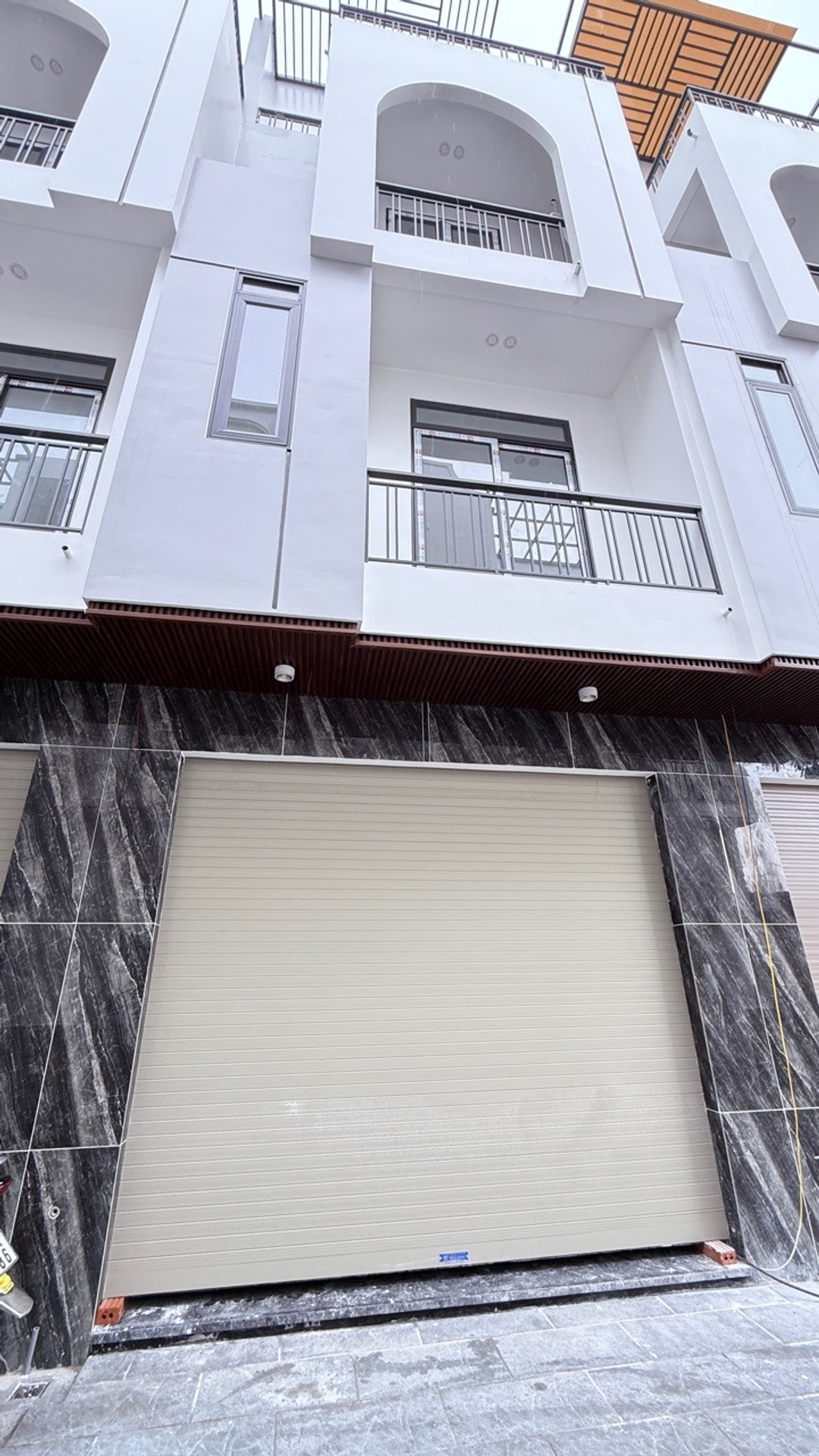 Nhà 4 tầng mới tinh, ô tô vào tận cửa, vị trí vàng cạnh mặt đường lớn