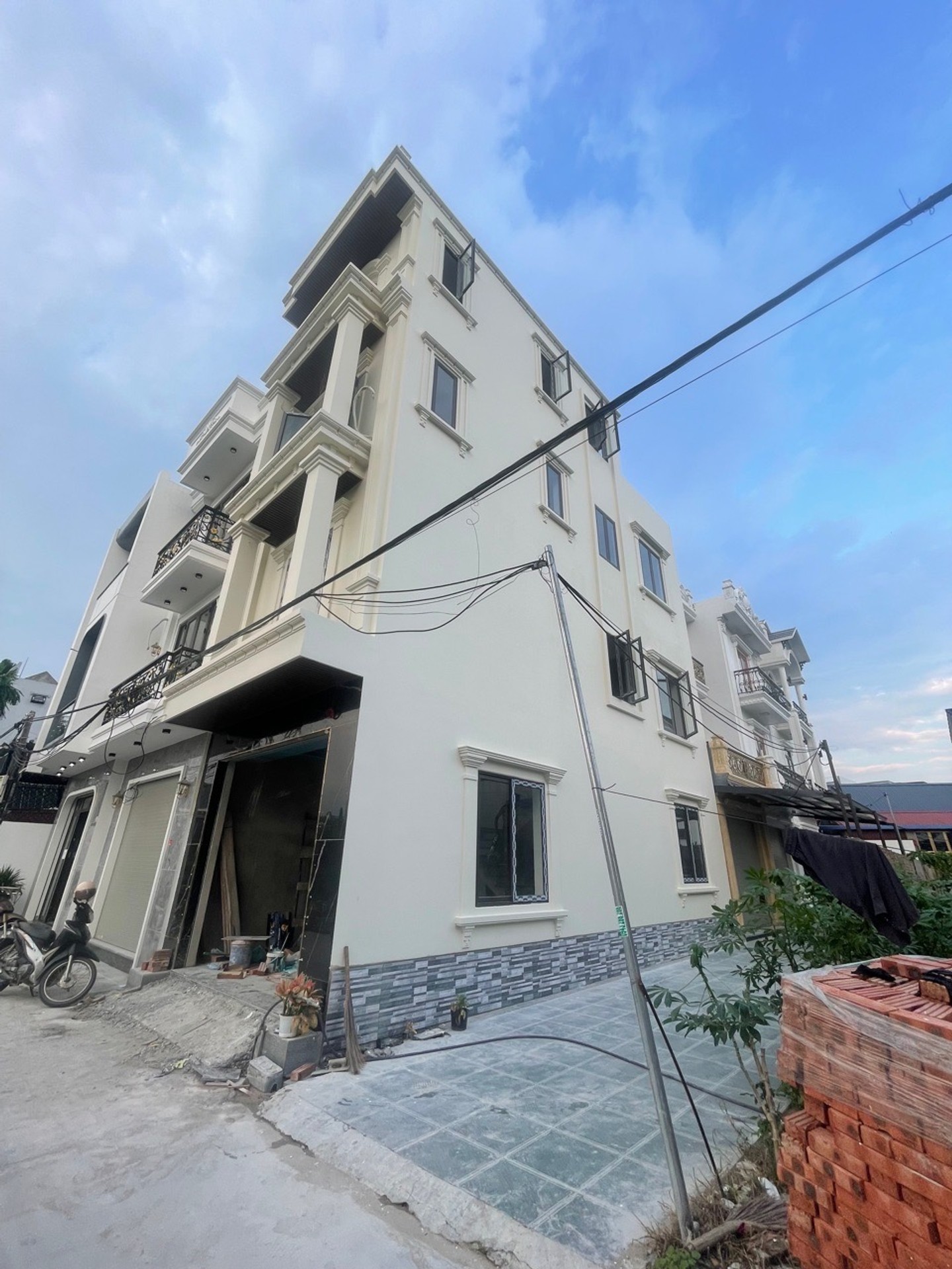 Nhà góc 4 tầng hiện đại tại Hòa Nhất với ngõ ô tô đỗ cửa thuận tiện