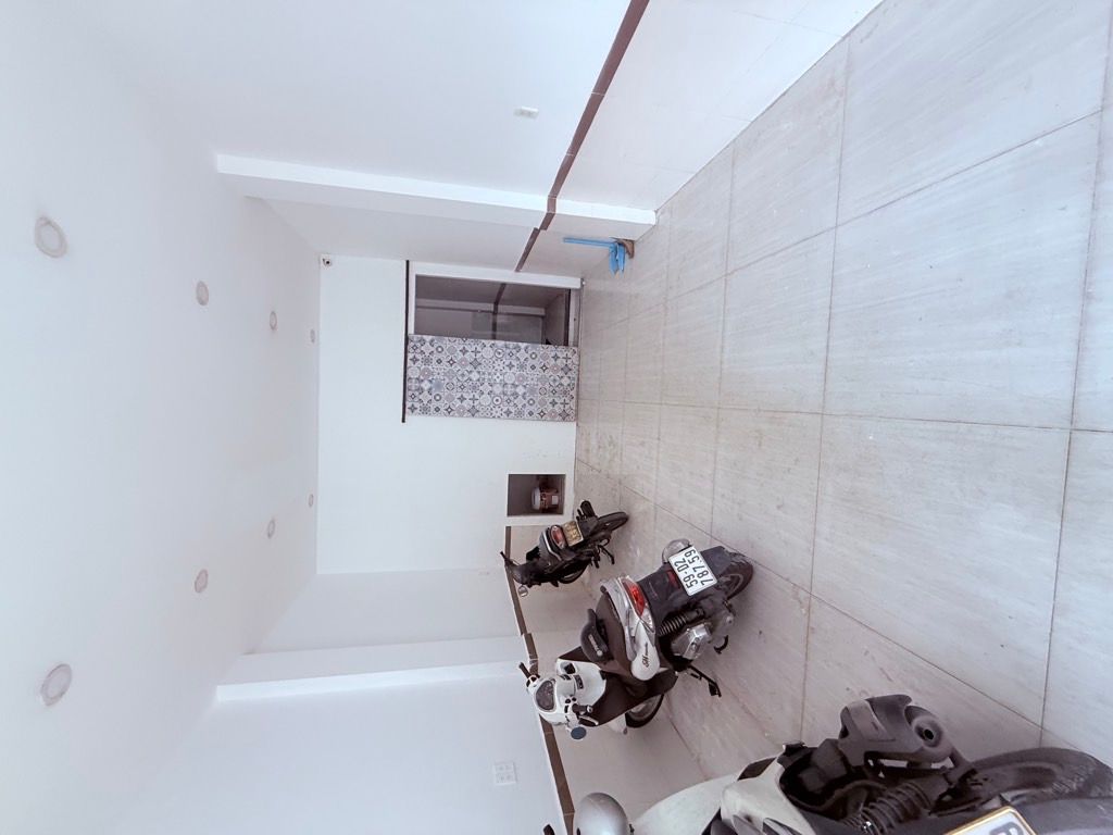 Bán nhà mặt phố Nguyễn Sơn 5 tầng, diện tích 42m2, giá 10 tỷ