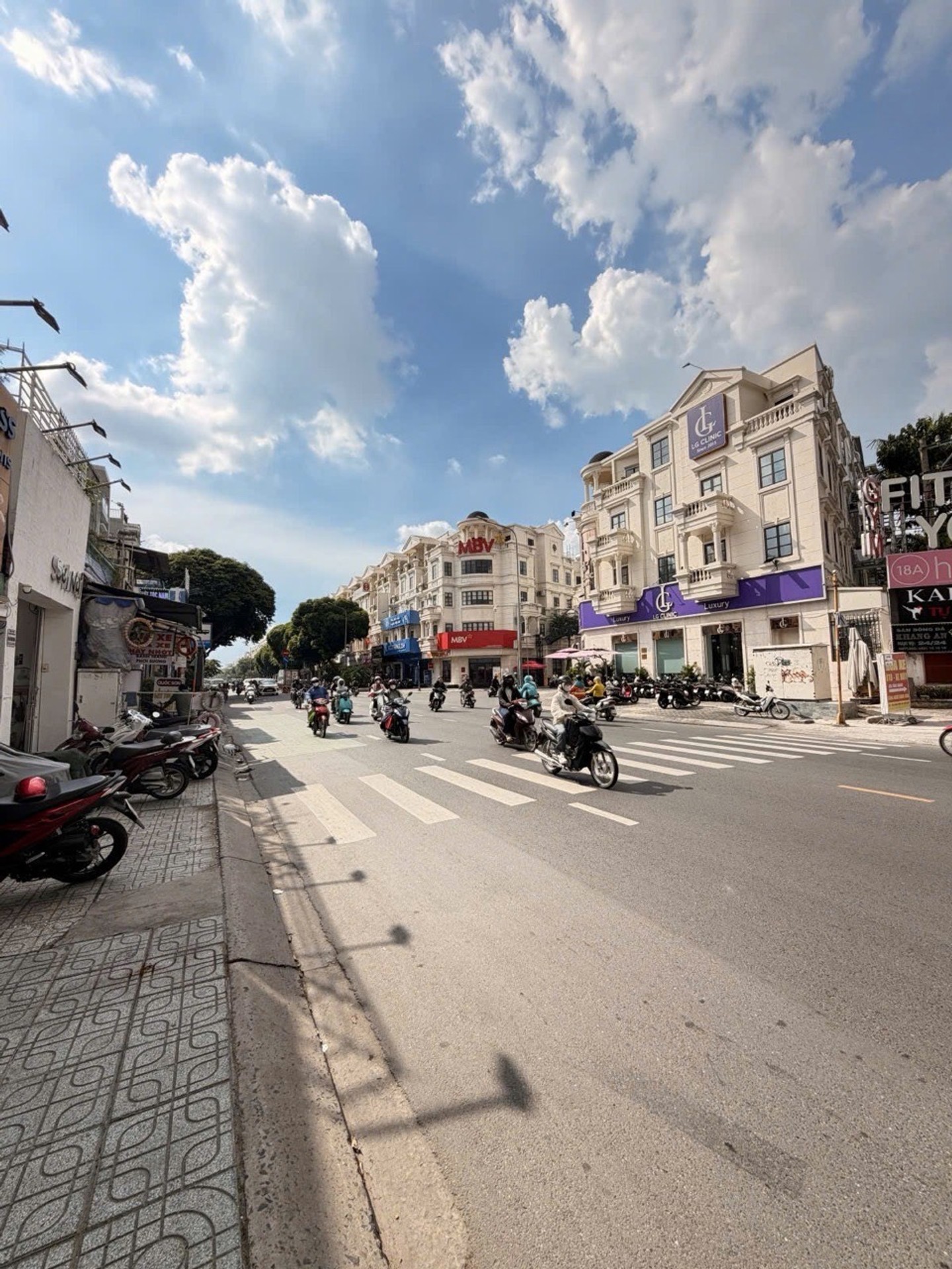 MẶT TIỀN PHAN VĂN TRỊ – VỈA HÈ KINH DOANH – SÁT CITYLAND 🔥
📐 Gần 70m² – 4 tầng – 4PN – nở hậu