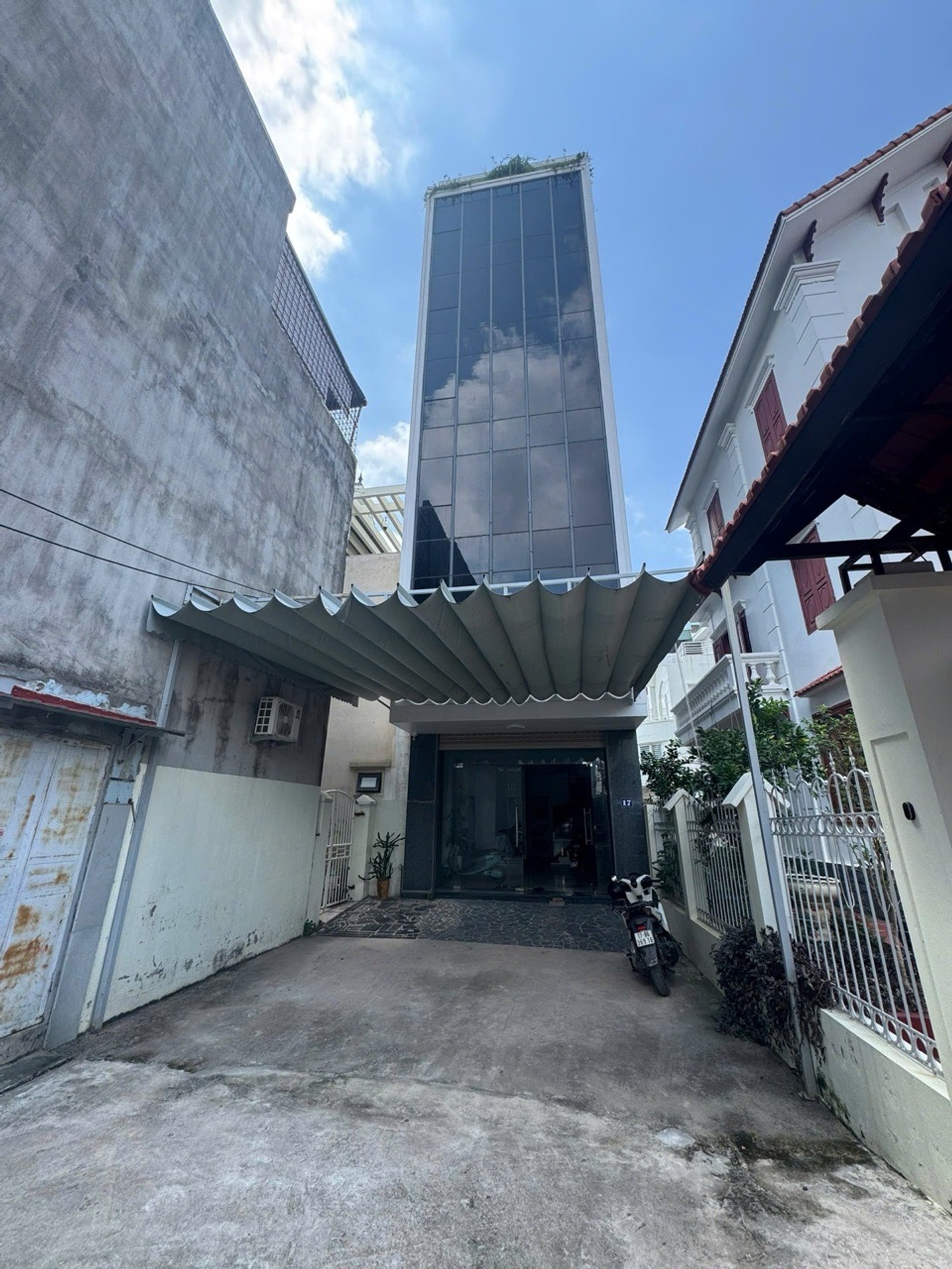 Nhà 6 tầng hiện đại có thang máy và gara ô tô, ngõ rộng 6m tại khu vực Trung Lực