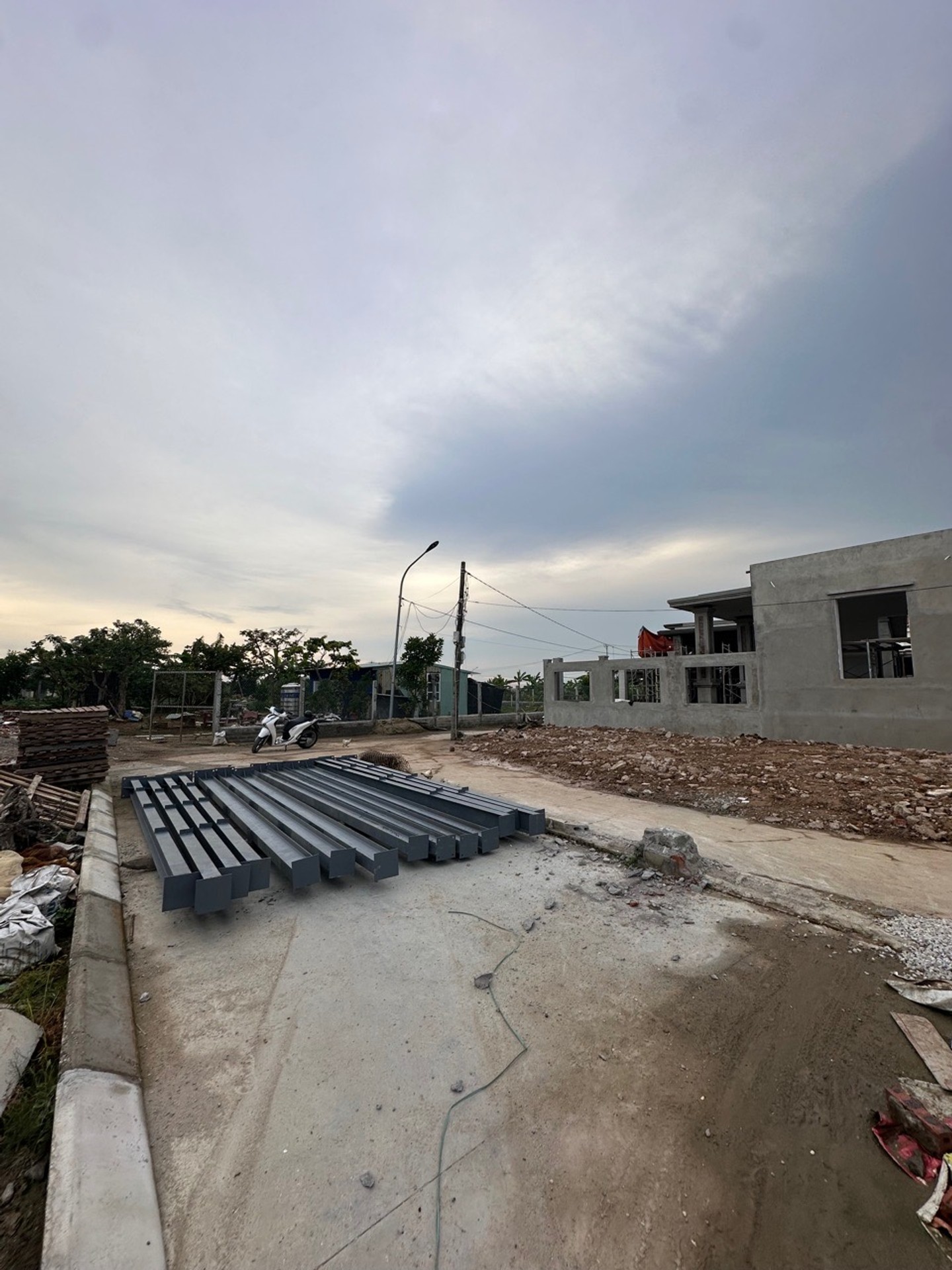 Đất nền hướng Đông Bắc tại xã Chiến Thắng với mặt tiền rộng, khu vực sầm uất
