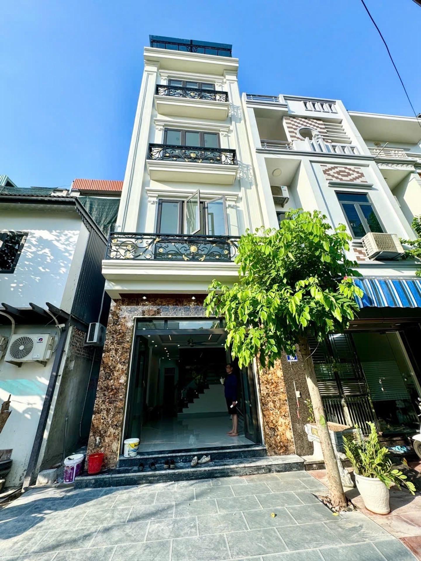 Nhà 4,5 tầng thiết kế hiện đại có thang máy tại khu phân lô tuyến 2 Đằng Hải