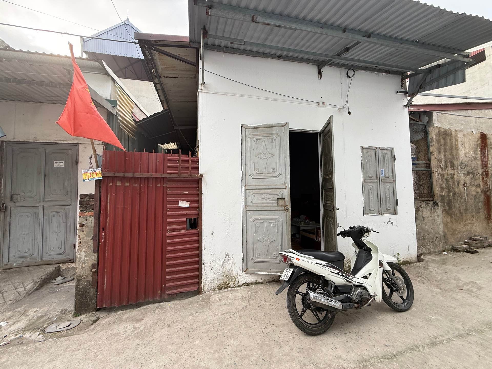 Nhà cấp 4 có 2 phòng trọ cho thuê tại Võng La, giá 6,5 tỷ
