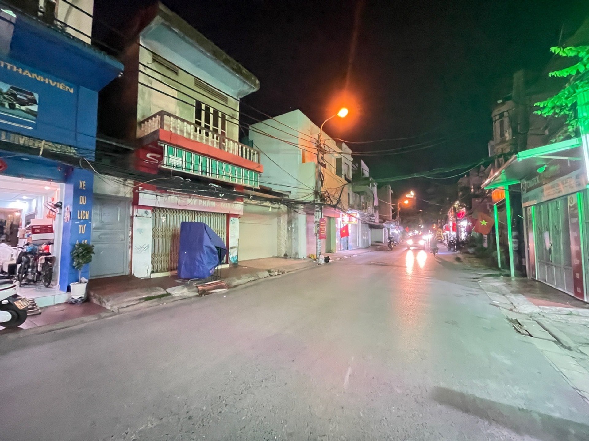 Lô đất mặt đường chợ Hàng hướng Đông Bắc, tặng nhà 2 tầng tiện nghi