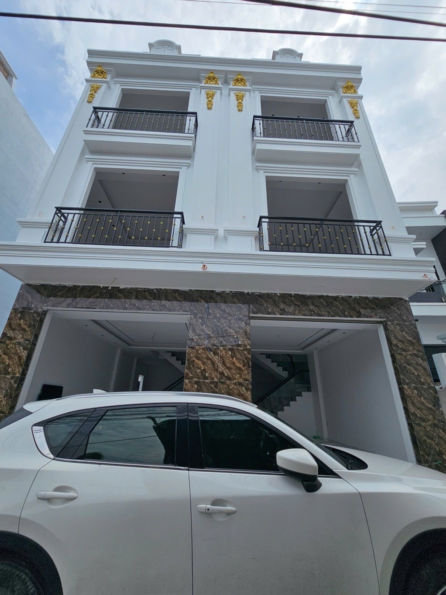 Nhà riêng 3 tầng hướng Tây Nam với ô tô đỗ ngay cổng, thuận tiện di chuyển