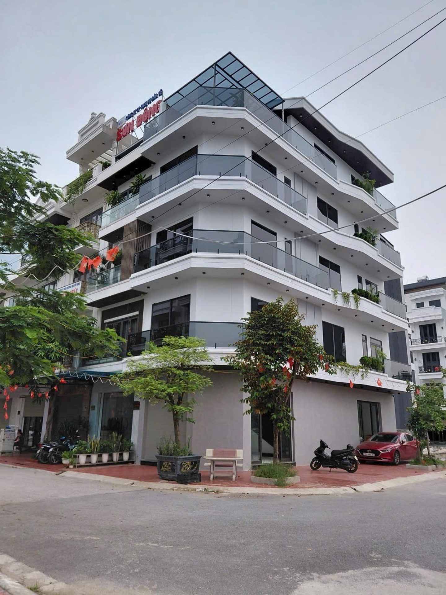 Nhà 5 tầng lô góc tại khu tái định cư A51 với thang máy và 2 mặt tiền