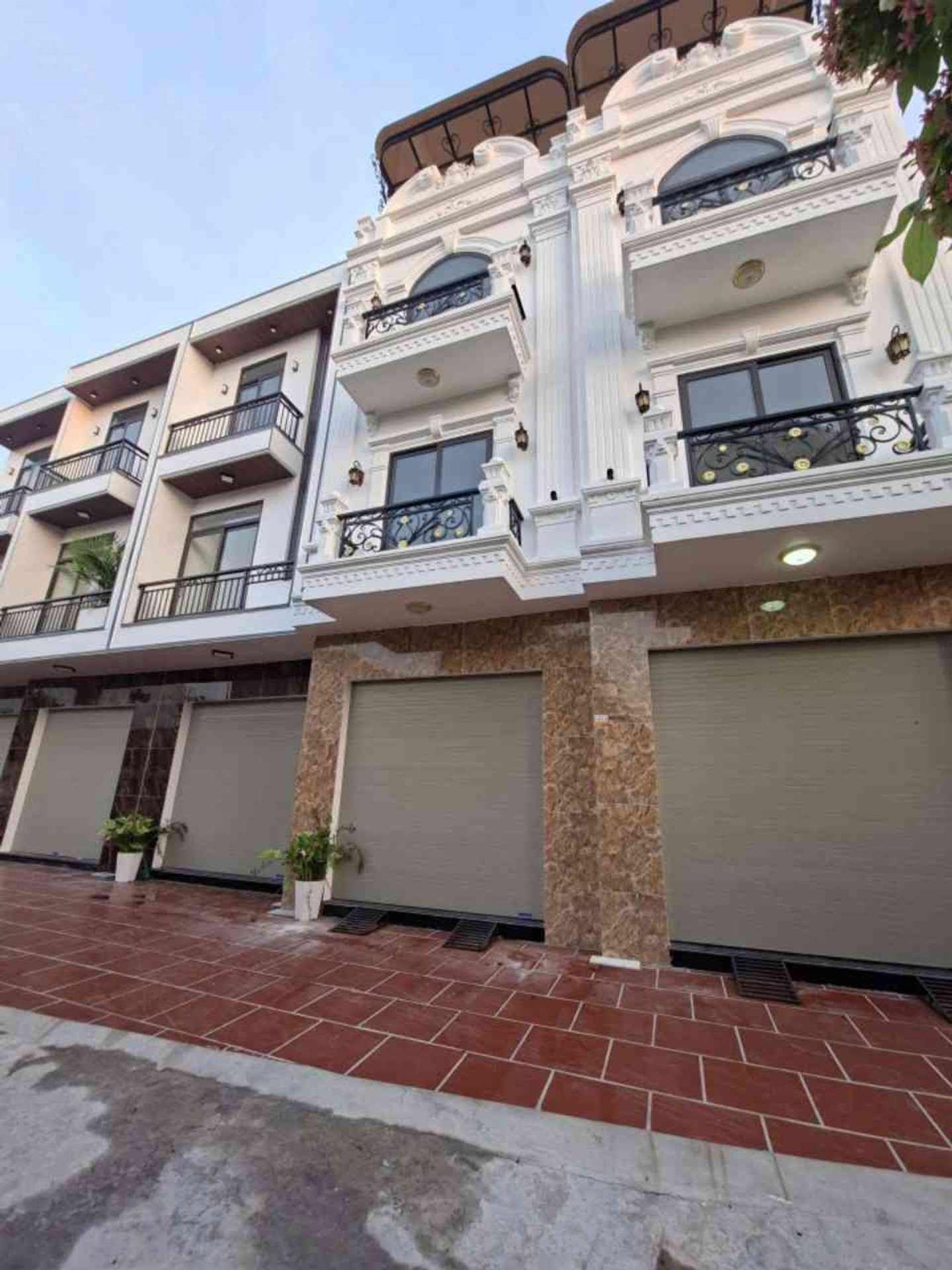 Nhà 4 tầng phố Kiều Đông, Hồng Thái với gara ô tô rộng rãi và ngõ ô tô quay đầu thuận tiện