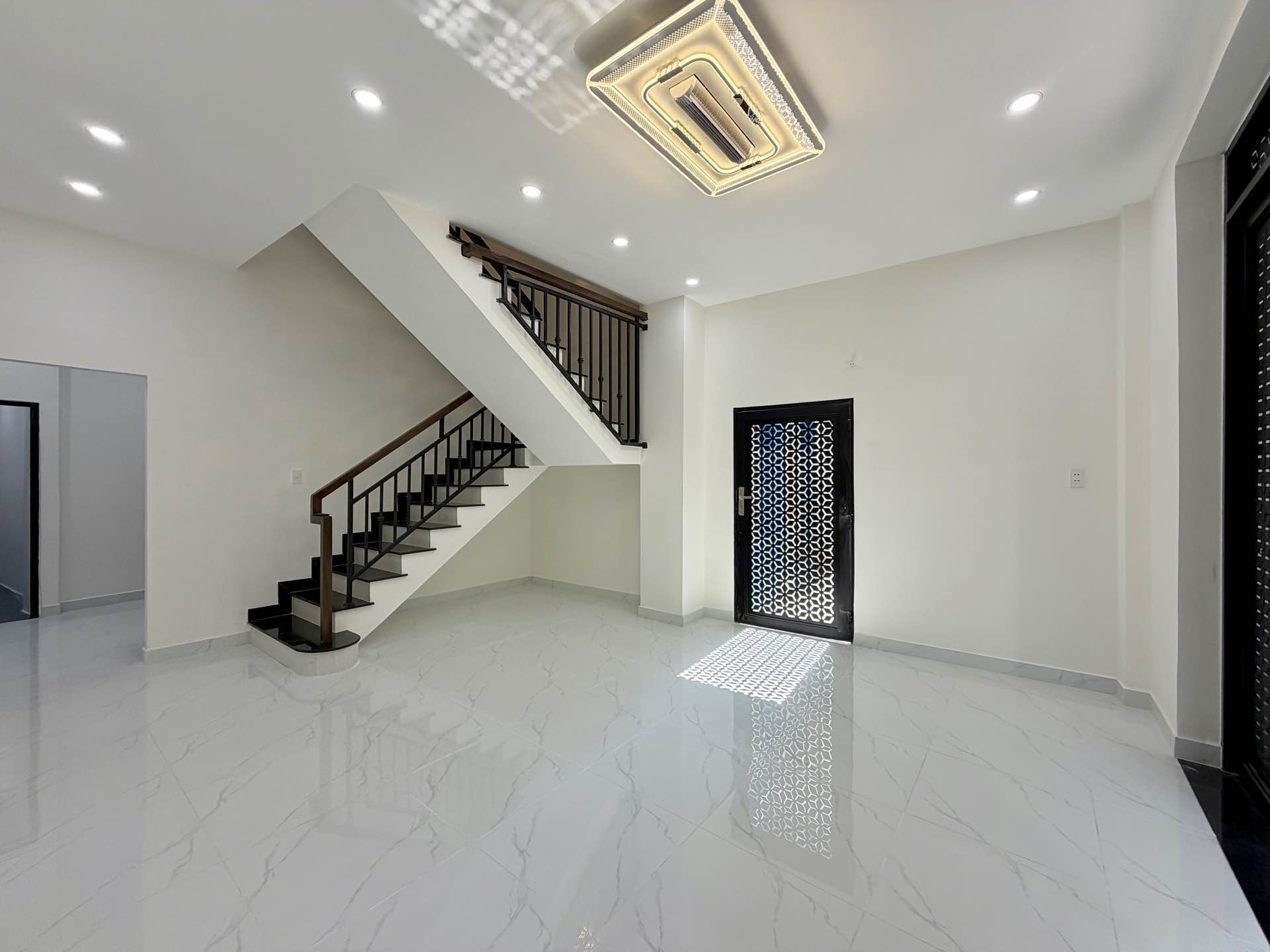 Nhà Hoàng Hoa Thám - 4 tầng, 5 phòng ngủ, chỉ 7.49 tỷ