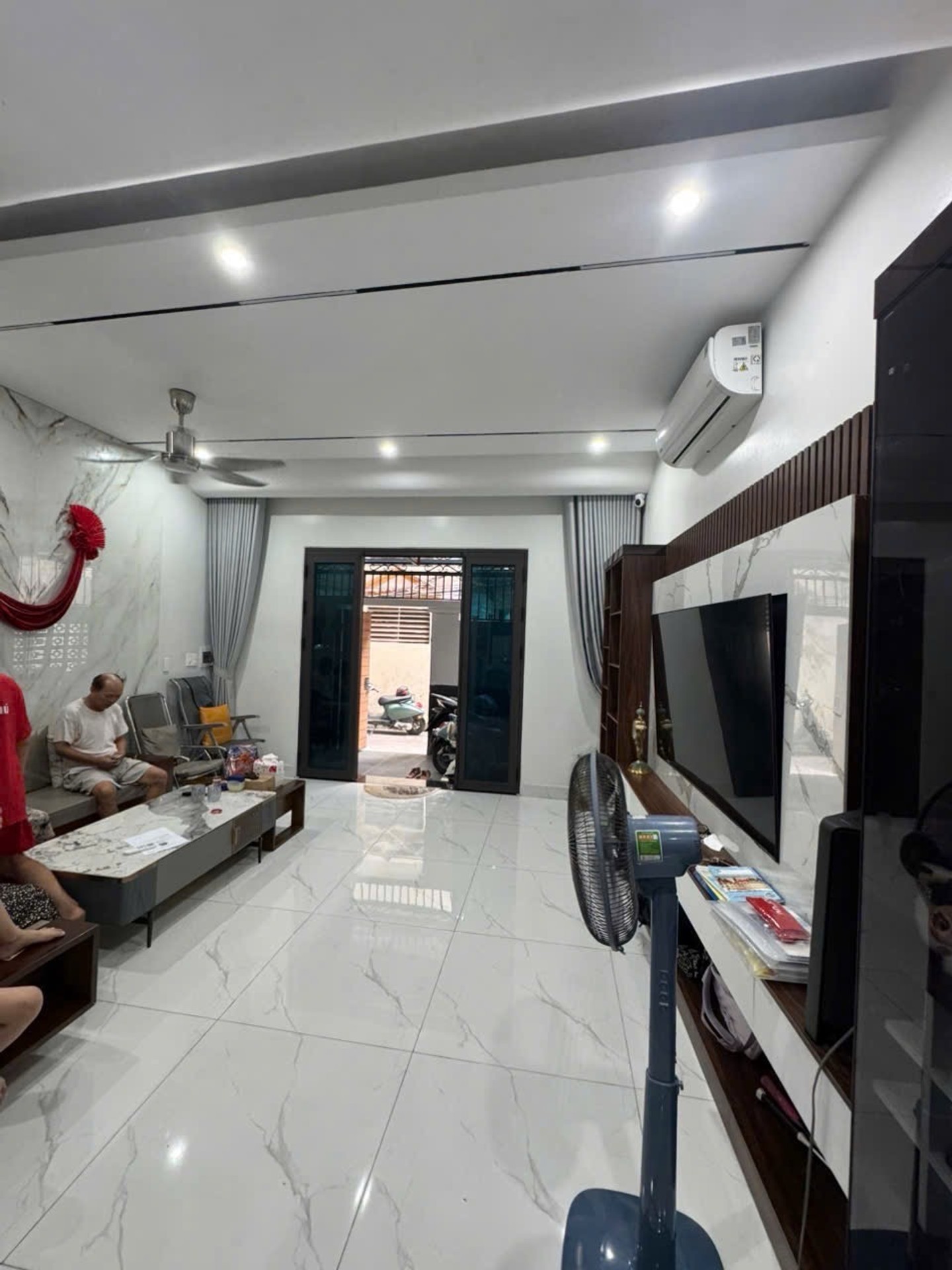 Nhà ngày ngã tư Nguyễn Đức Cảnh – Trần Nguyên Hãn, vài bước chân ra phố đi bộ Hồ Tam Bạc.