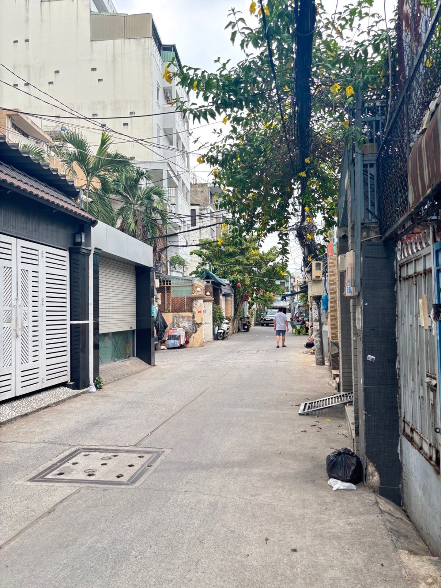 Nhà nở hậu 3 tầng gần hẻm xe hơi, an ninh tuyệt đối