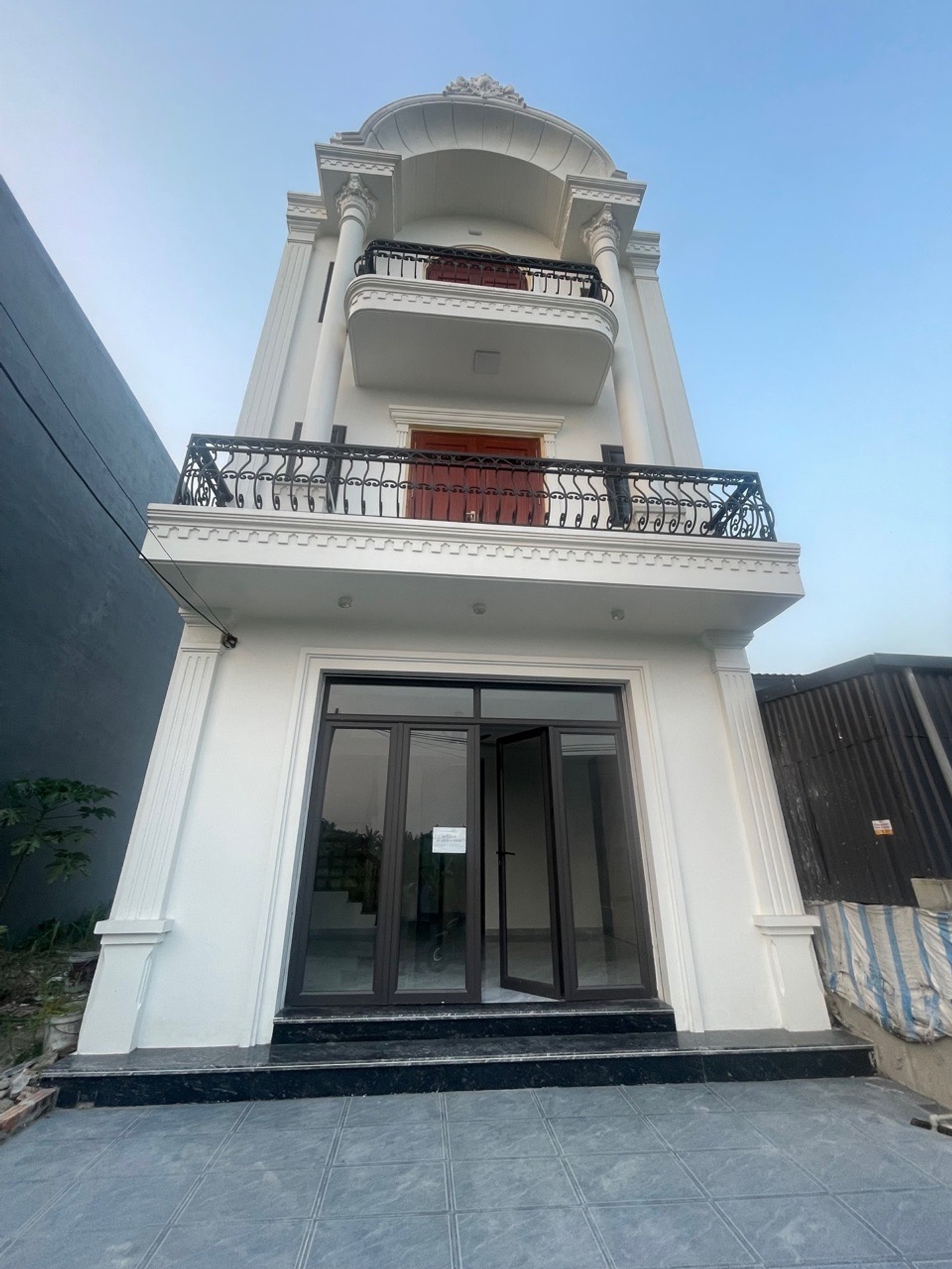 Nhà 3 tầng mặt tiền rộng tại Vân Tra, An Đồng với sân rộng thoáng đãng
