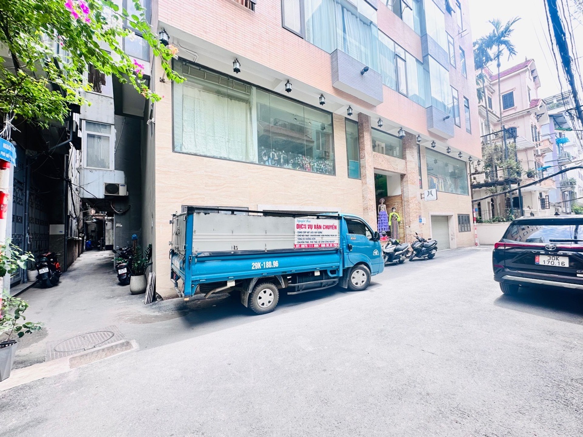 Nhà phân lô ô tô vào nhà tại Vũ Tông Phan, 6 tầng 40m2.