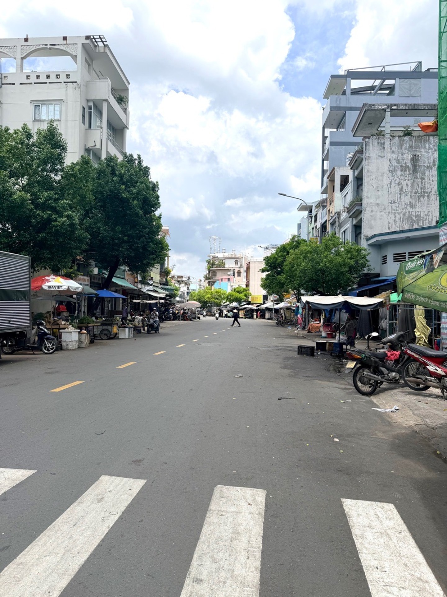 Bán nhà mặt phố Hoàng Hoa Thám, 7 tầng, diện tích sử dụng lớn, thuận tiện kinh doanh