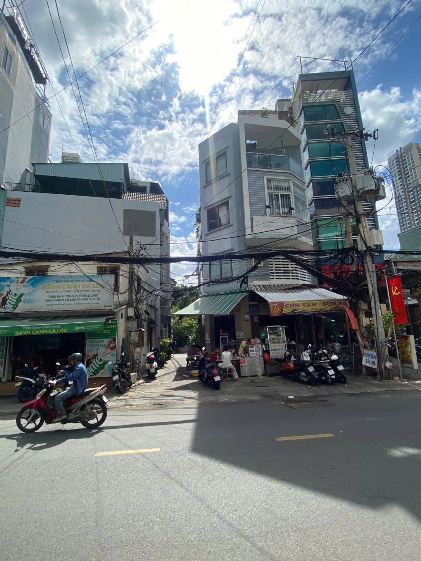 Nhà mặt phố lô góc Nguyễn Hữu Cảnh giá giảm sốc, cơ hội vàng kinh doanh đắt giá