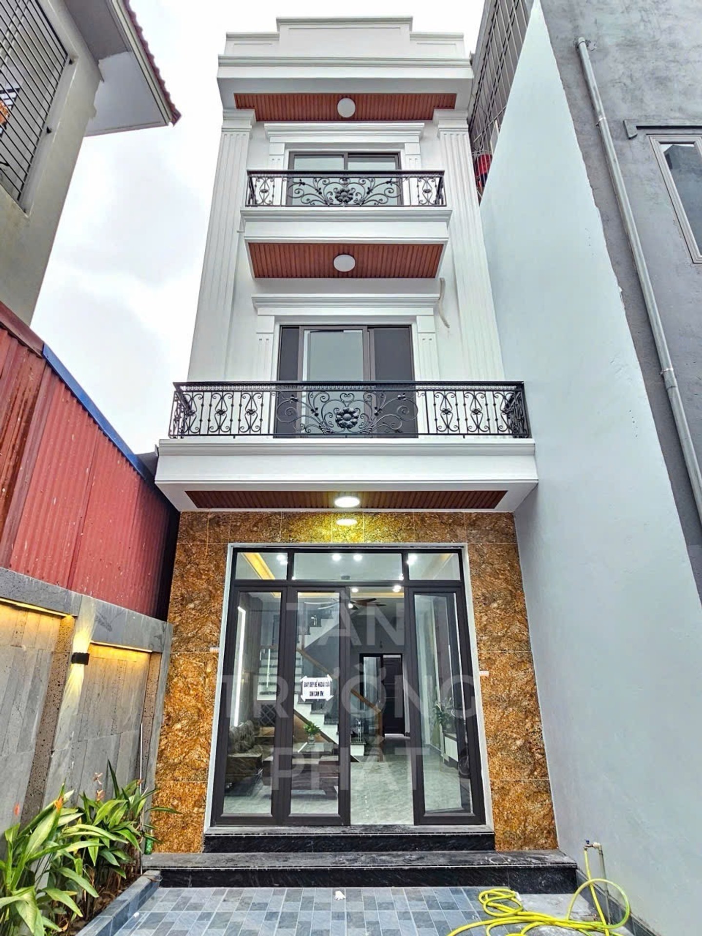 Nhà riêng 3,5 tầng 4 phòng ngủ tại Quỳnh Hoàng - Nam Sơn với sân cổng ô tô
