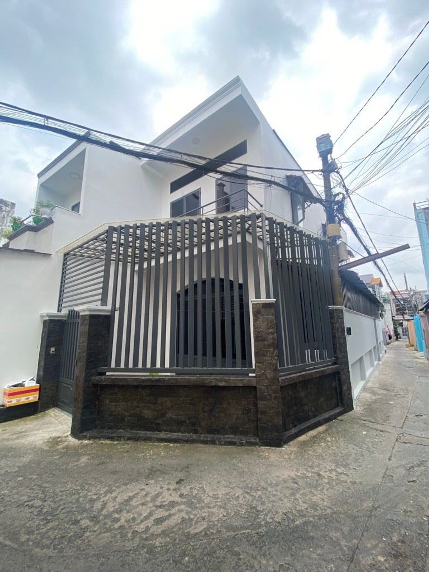 Bán nhà góc 2 tầng 5PN 4WC hẻm ô tô Phan Văn Hớn, khu dân trí cao