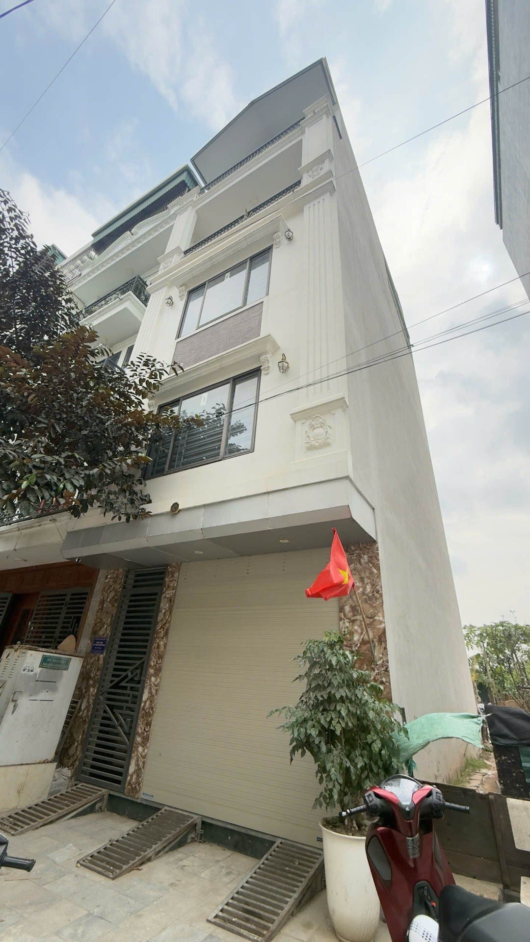 Biệt thự hiện đại, vị trí vàng, ô tô đỗ cửa