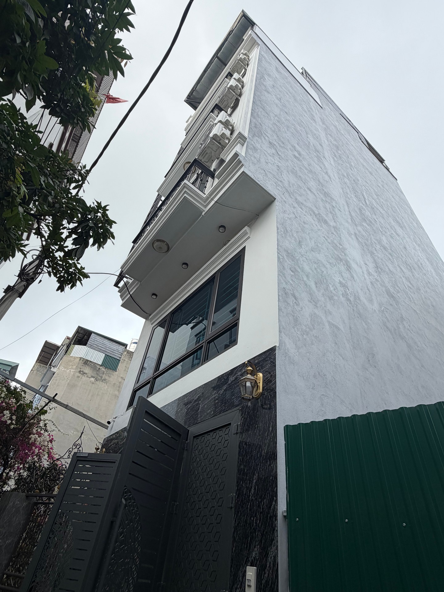 Nhà dịch vụ ô tô đỗ cửa, giá trị tăng từng ngày