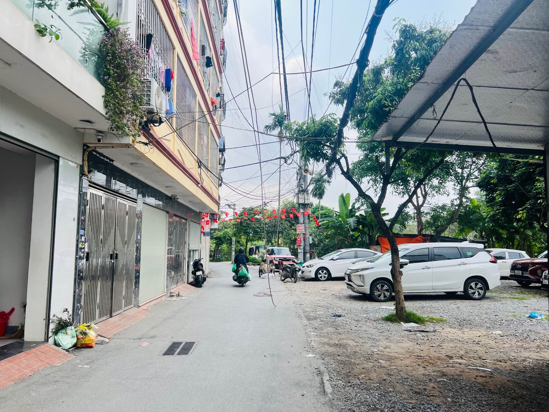 Nhà lô góc yên tĩnh gần ĐH Thăng Long, không gian rộng thoáng