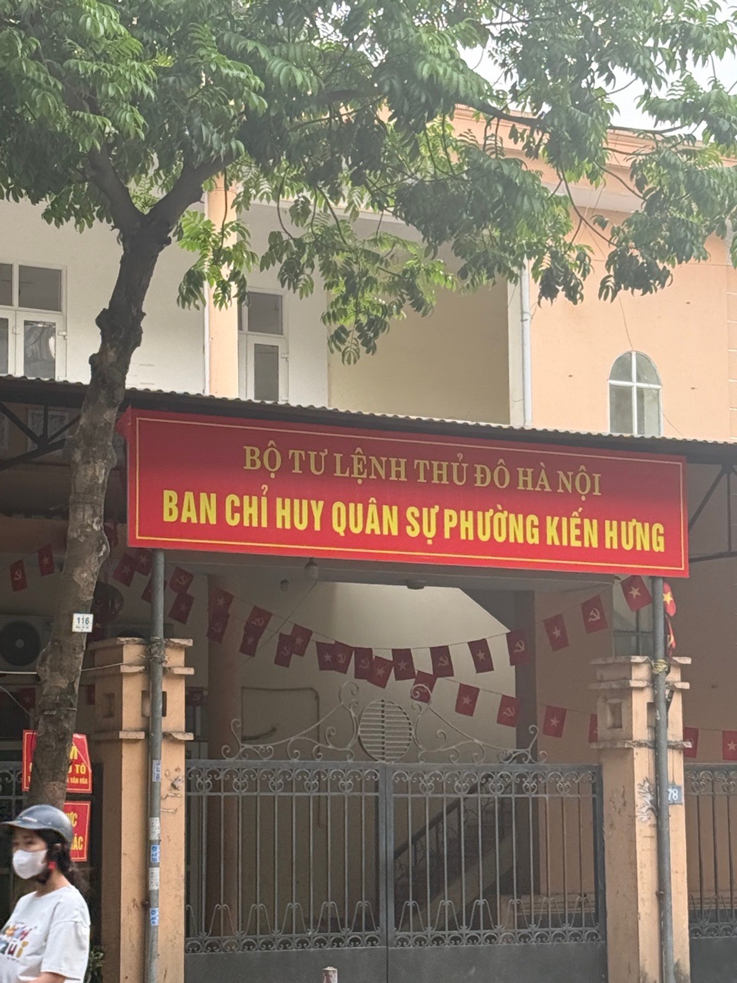 Ô tô đỗ cửa - Nhà rộng thoáng ngay khu dân cư sầm uất