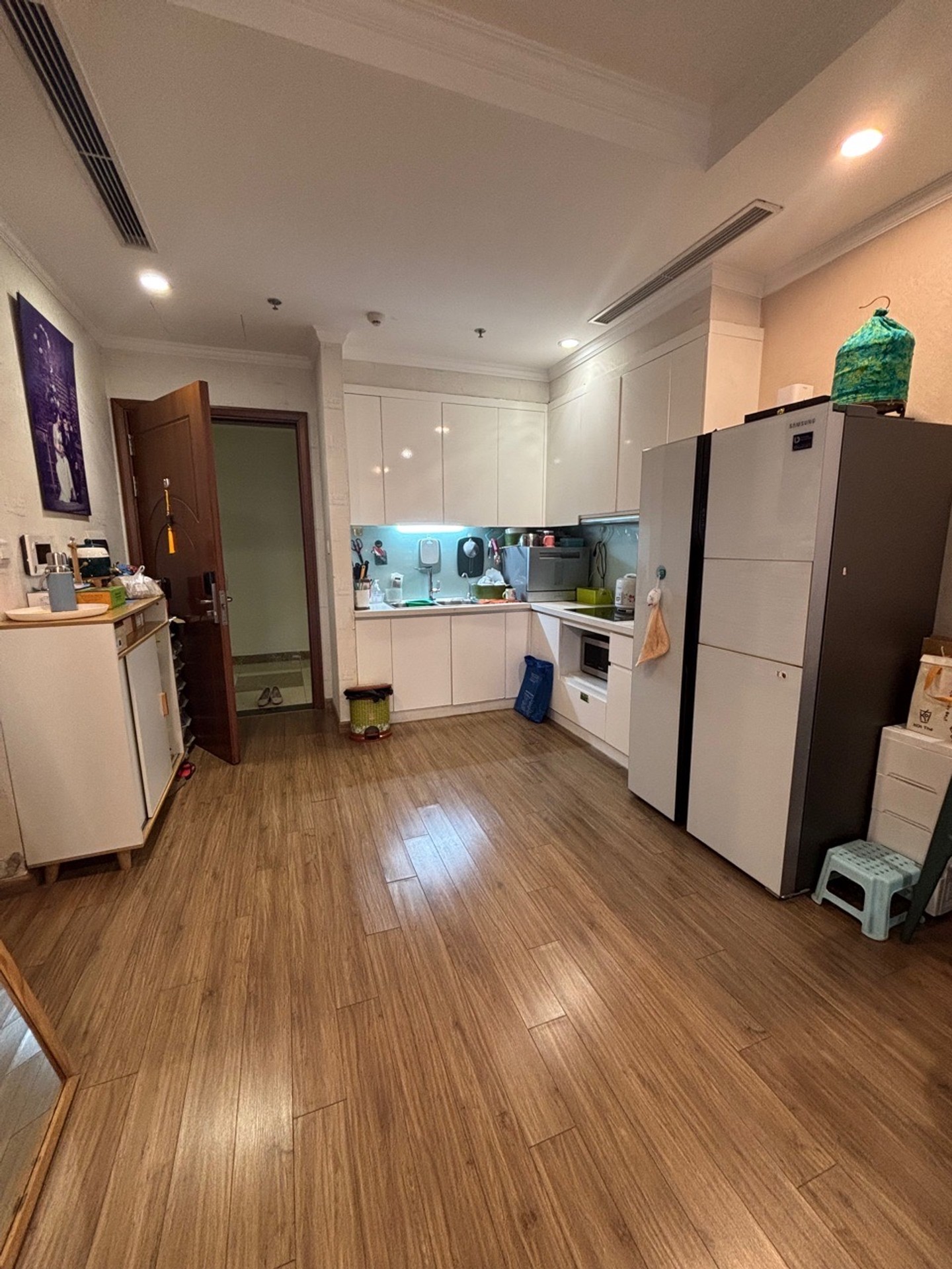 Bán căn hộ 2 phòng ngủ Vinhomes Times City, tầng trung, view quảng trường