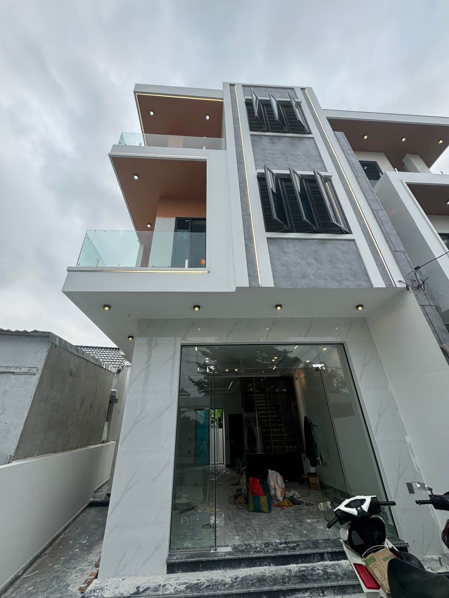 Nhà riêng 3 tầng 4 phòng ngủ tại khu vực Lương Quy với thiết kế thoáng sáng và hiện đại
