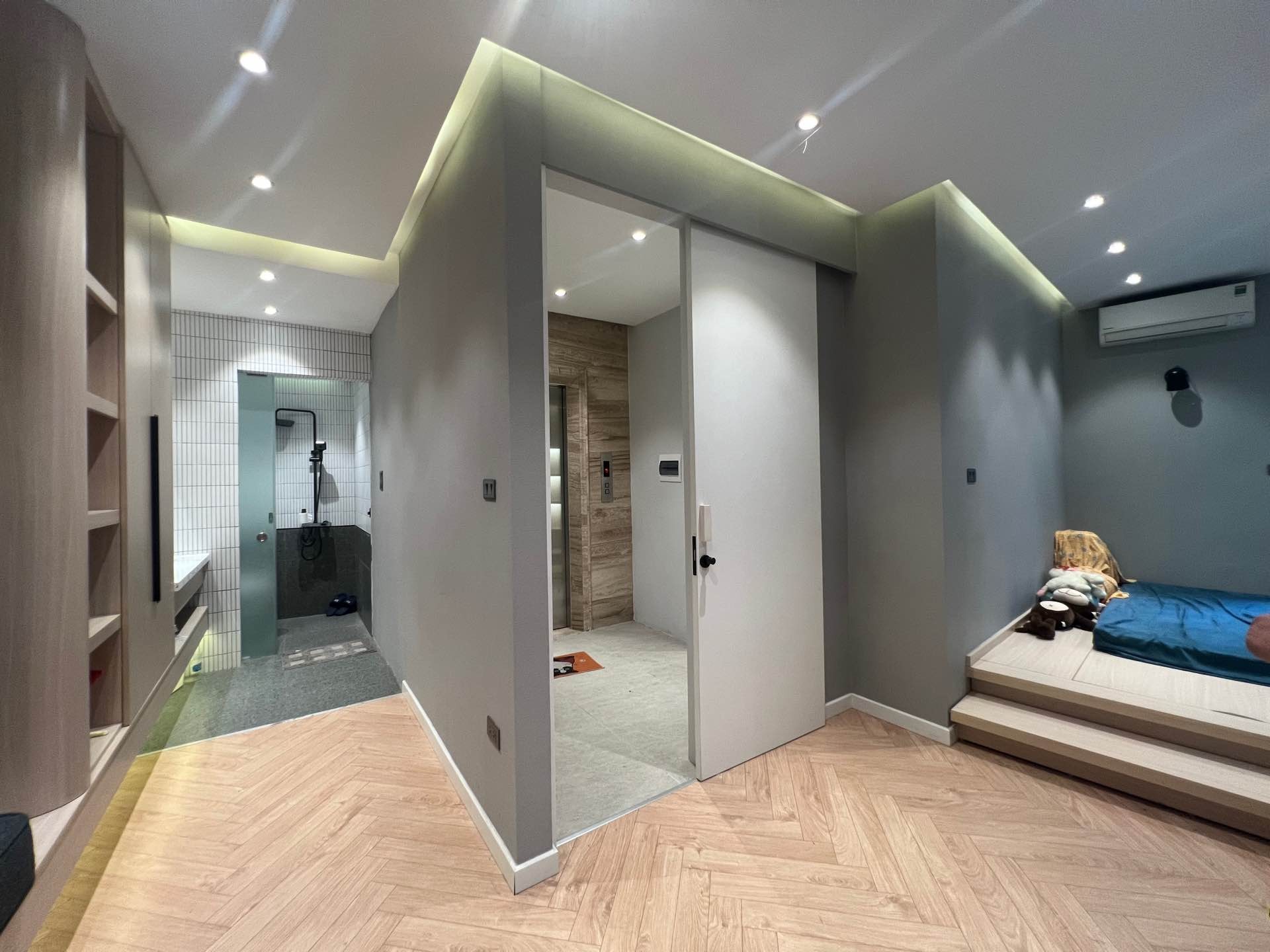 Bán nhà riêng 5 tầng tại phường trung tâm, diện tích 68.8 m2, có thang máy, lô góc, ô tô đỗ cửa