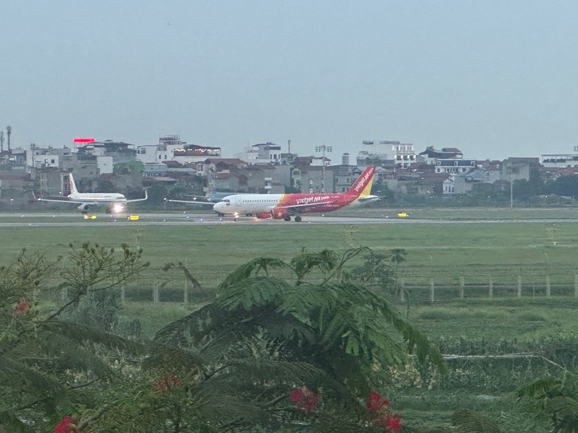 BÁN NHÀ - QUANG TIẾN - SÓC SƠN - VỈ HÈ Ô TÔ TRÁNH - KINH DOANH - 15M RA ĐƯỜNG 131 - CÁCH SÂN BAY 1K
