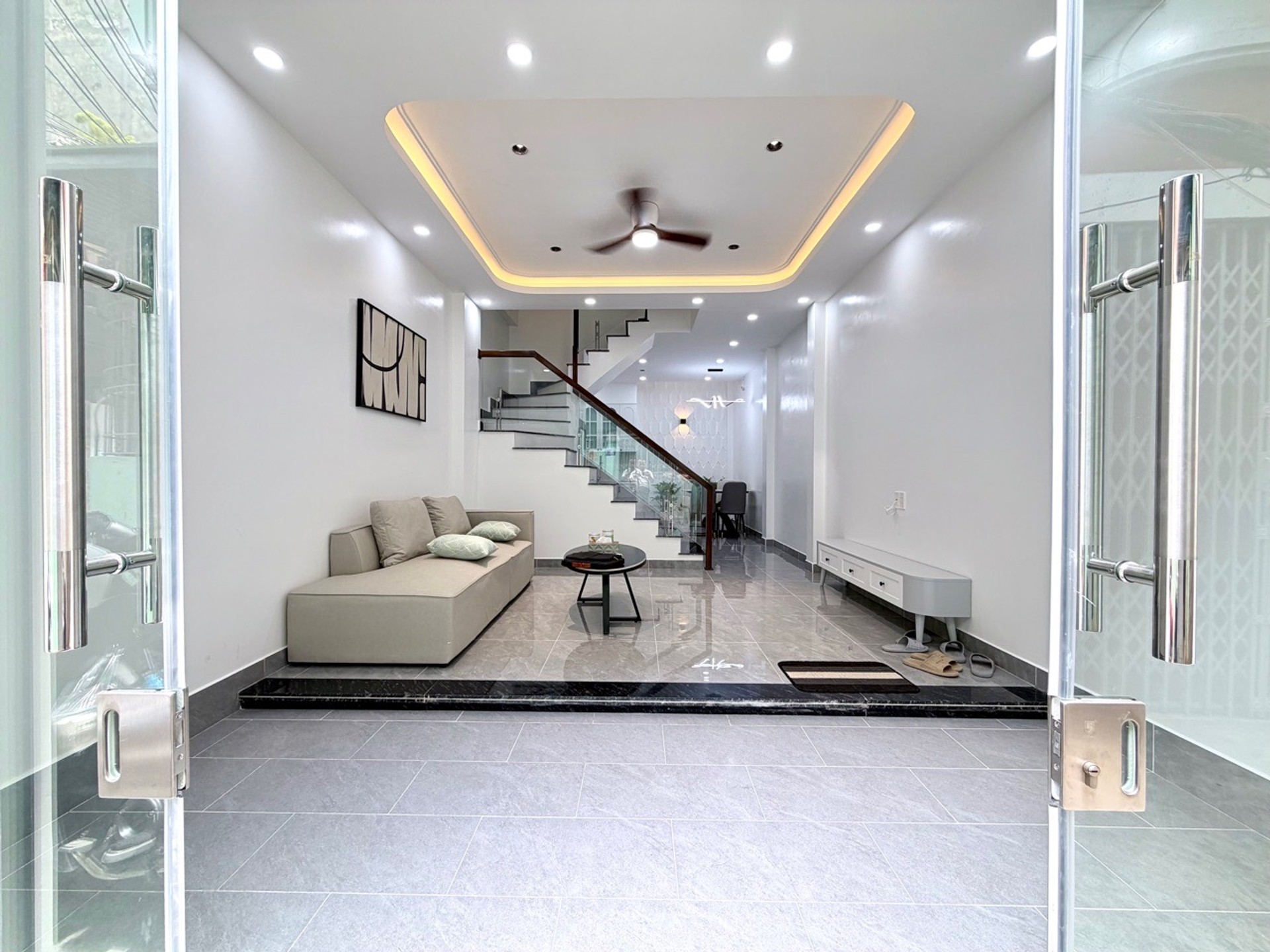 Nhà xây mới độc lập, có sân để xe riêng, nằm trên phố trung tâm Trần Nguyên Hãn, gần Tô Hiệu.