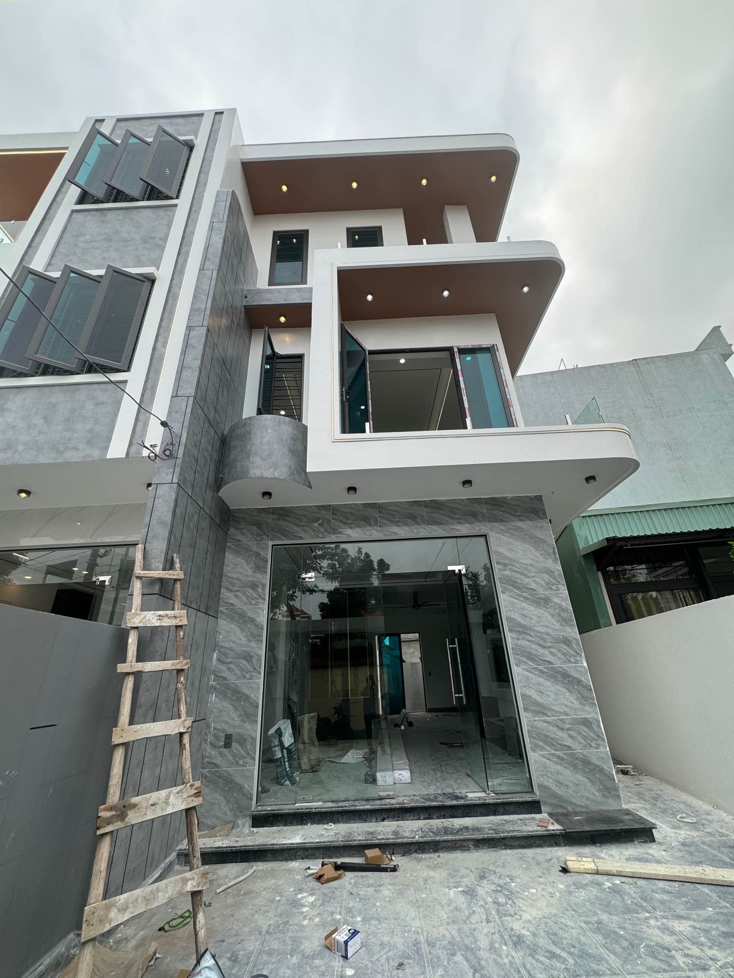 Nhà riêng 3 tầng hiện đại, vị trí ô tô vào tận nơi, tiện ích đầy đủ tại khu vực Lương Quy