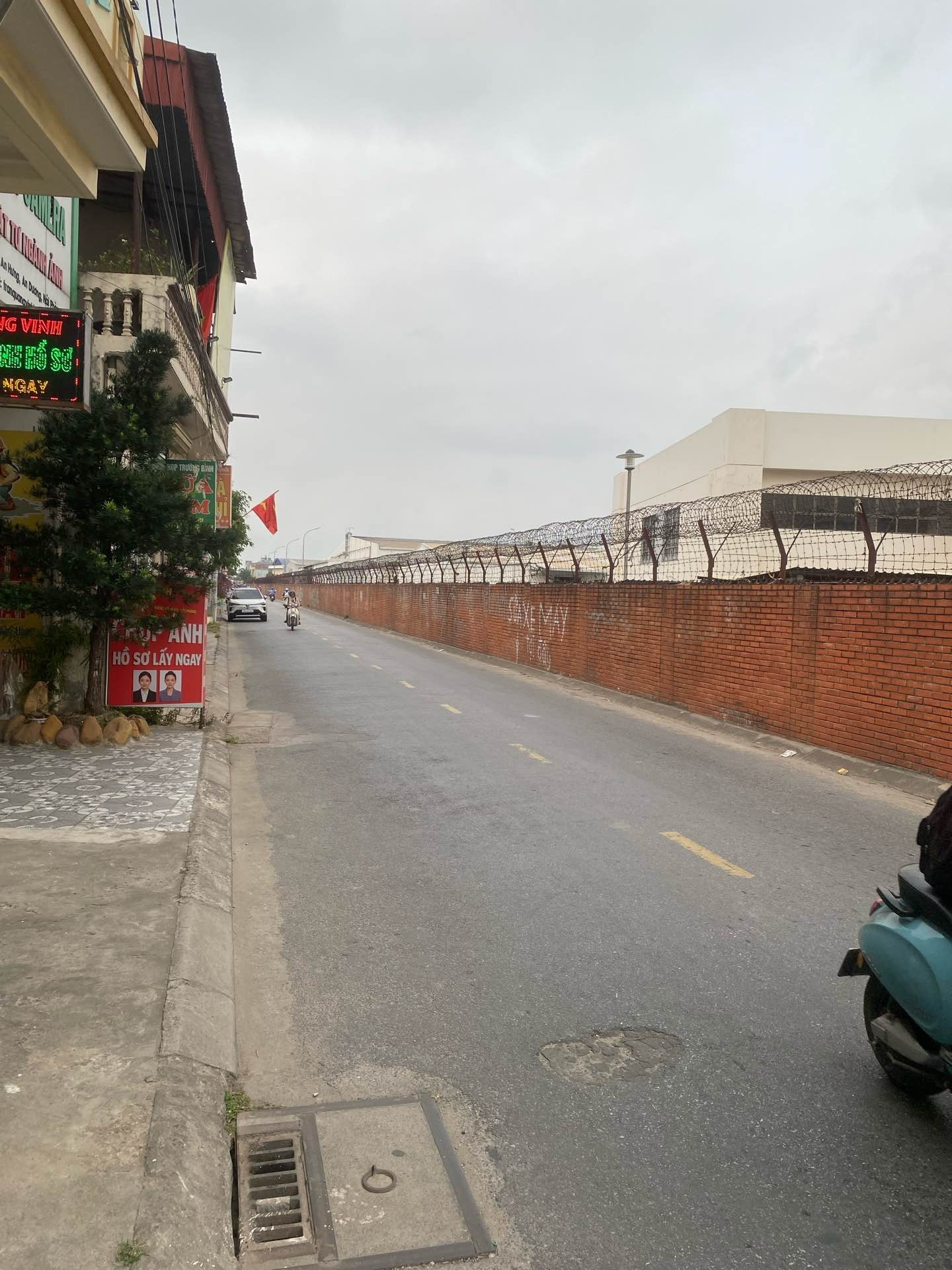 Nhà mặt phố 2 tầng diện tích rộng, mặt tiền 4,35m, thích hợp kinh doanh và ở