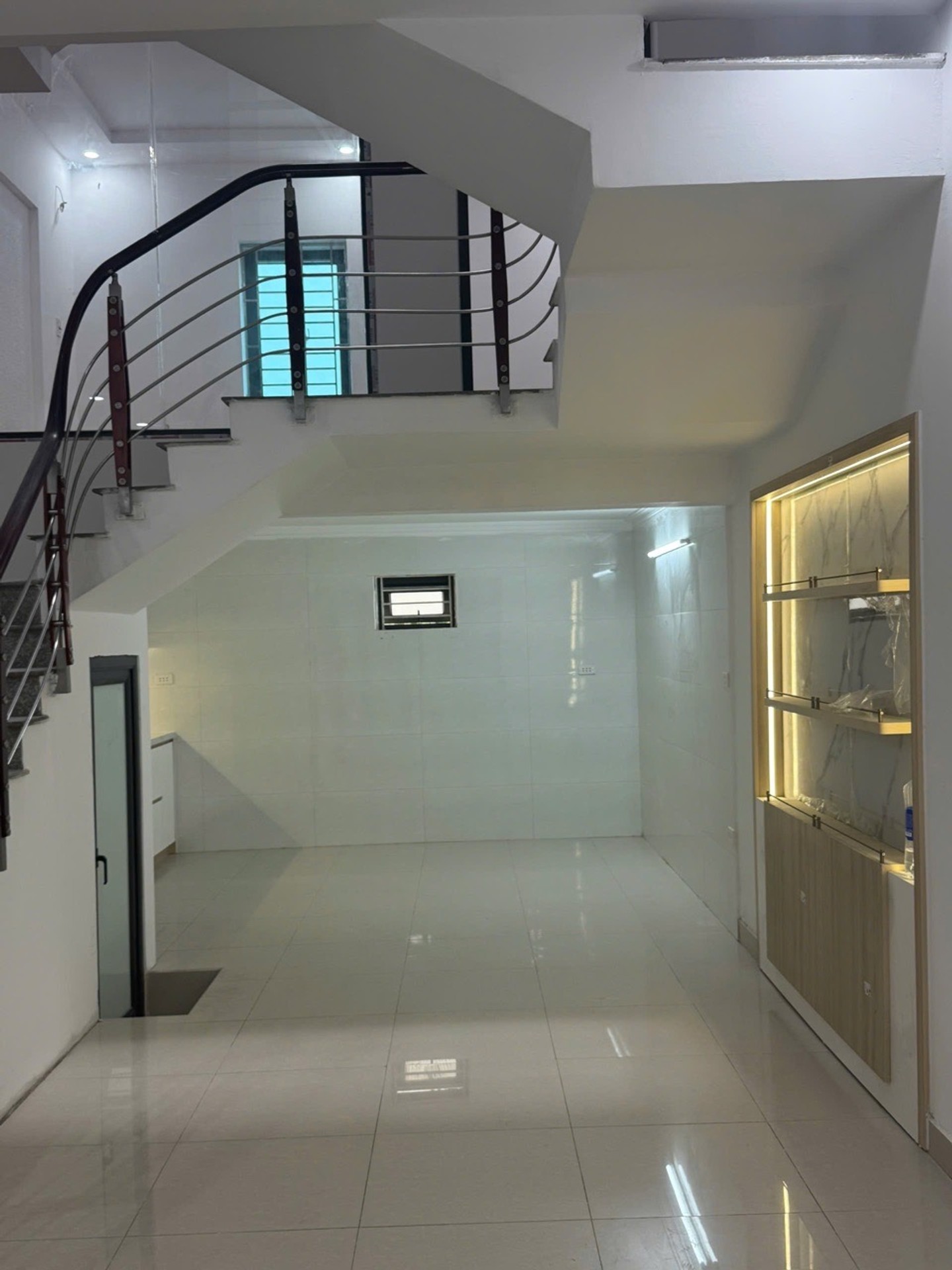 Nhà phố 3.5 tầng mặt tiền rộng 4.3m tại Kiều Sơn ngõ ô tô rộng thoáng