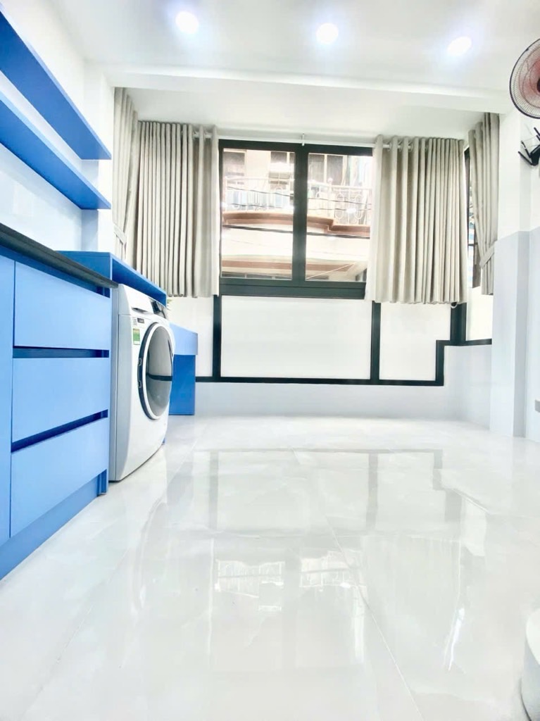 Nhà đẹp 3 tầng cùng phố ẩm thực Hồ Thị Kỷ, sẵn nội thất chỉ việc vào ở