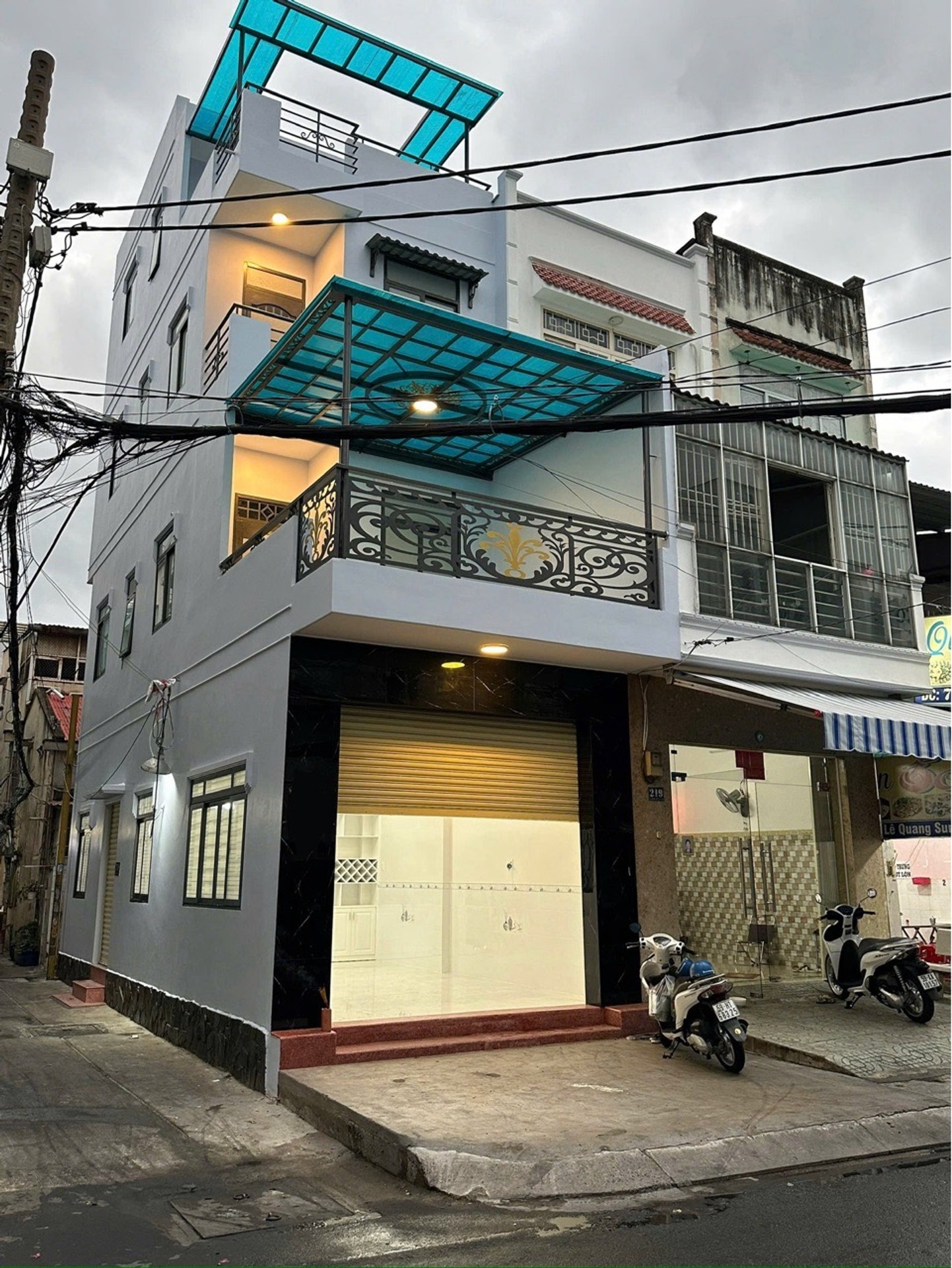 Bán nhà mặt phố 3 mặt tiền, Quận 6, gần chợ Bình Tây, diện tích 47.8 m2