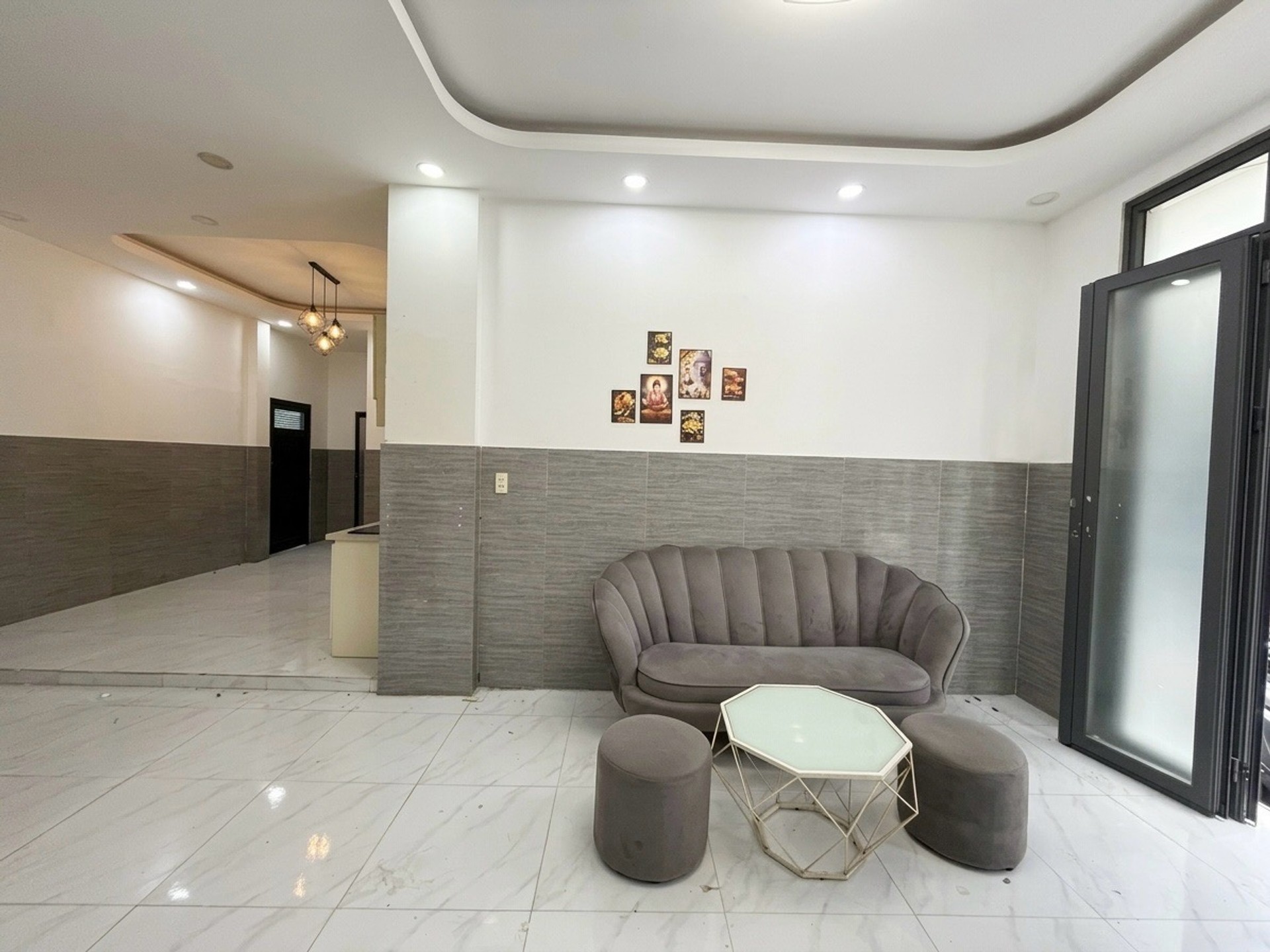 Nhà đẹp 2 tầng Quận 3, vị trí tiện lợi, nở hậu vuông vức