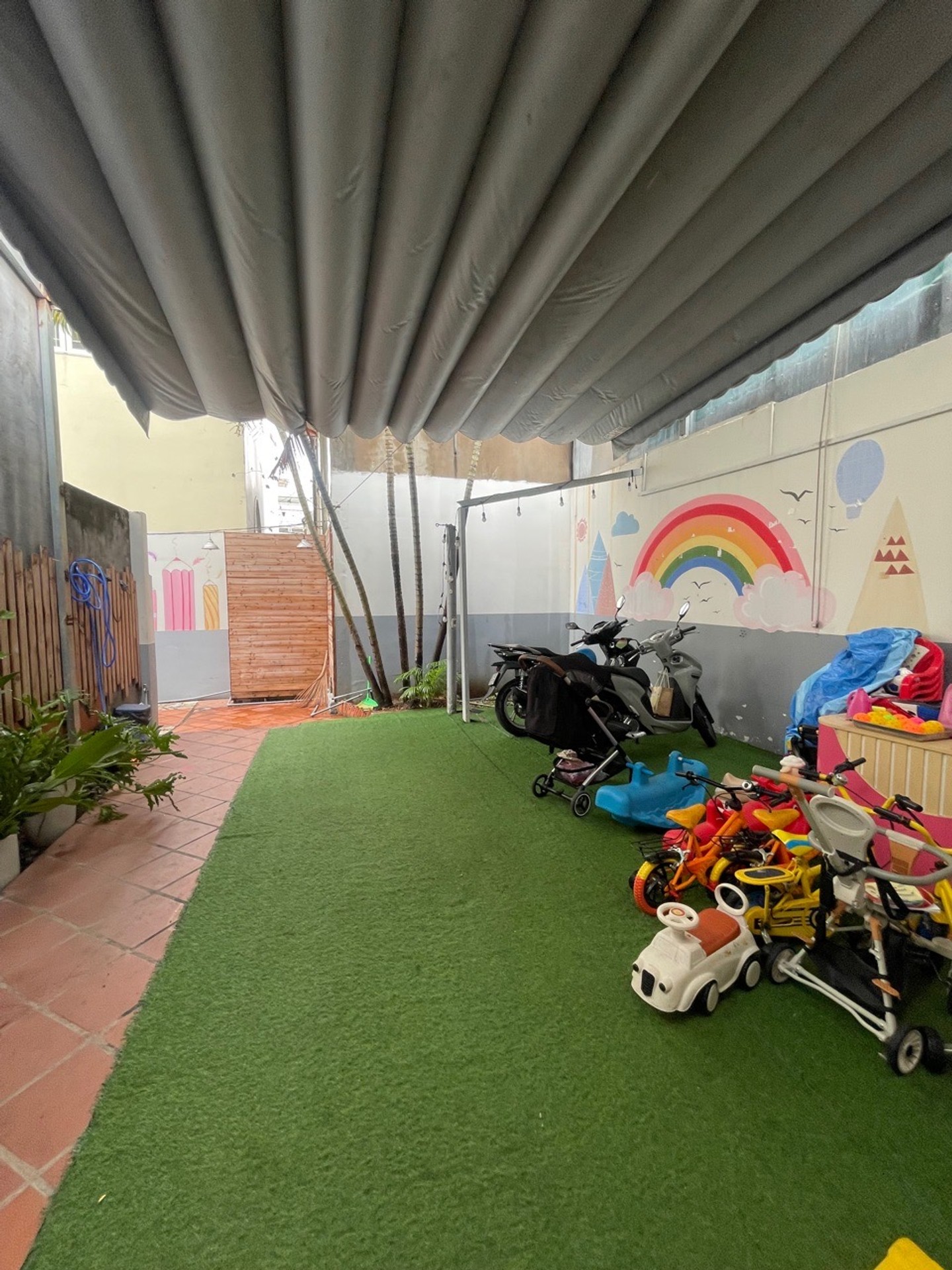B.A'N NH.À VƯỜN RỘNG RÃI 10m x 13m NHỈNH 8x TỶ.- Hiện trạng nhà cấp 4 ,1 phòng ngủ lớn, có thể làm