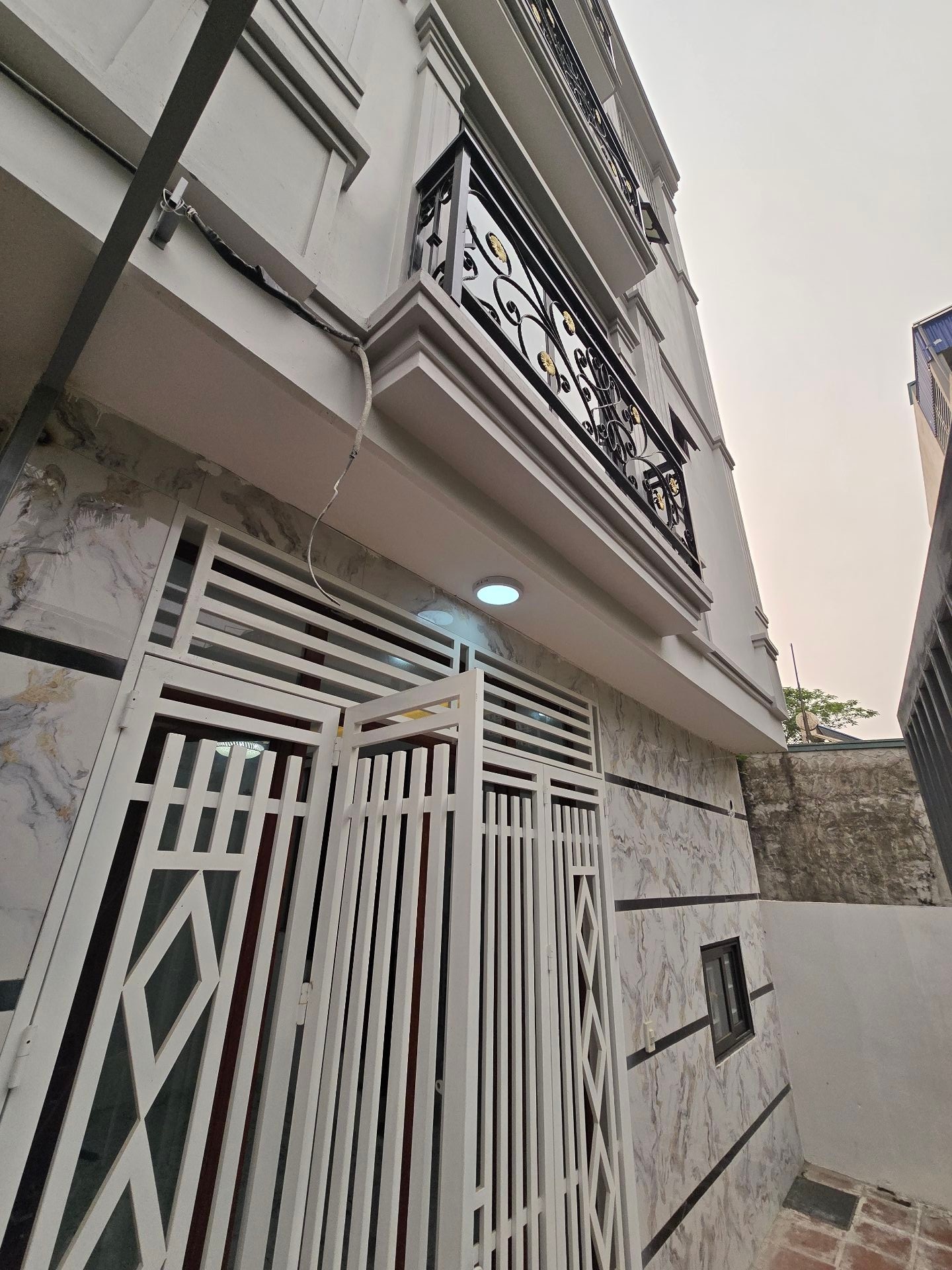 Nhà 4 tầng góc phố, ô tô đỗ cửa, chờ đón tương lai phát triển