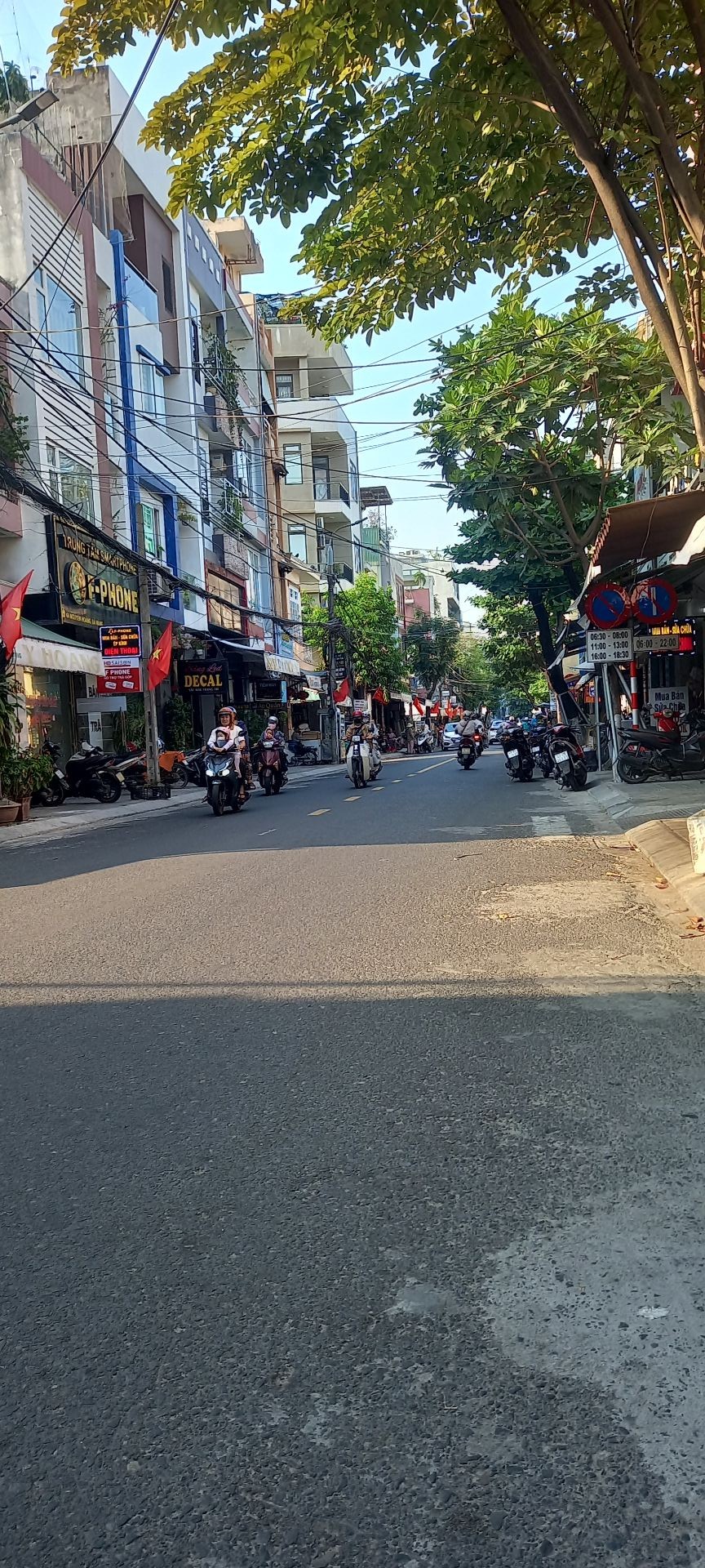 Nhà 4 tầng mặt phố Nguyễn Hoàng, vỉa hè rộng, tiện kinh doanh