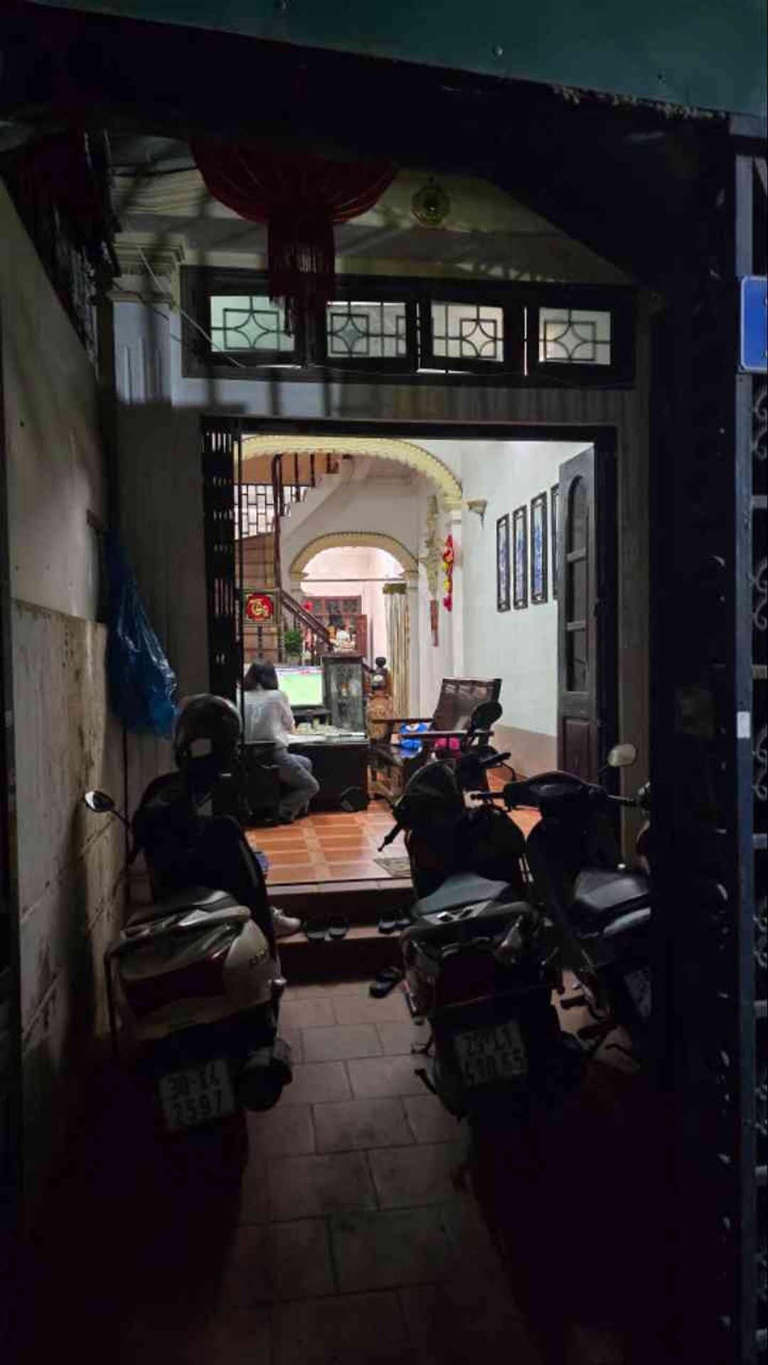 Nhà hiếm Xuân Thủy đối diện trường Báo Chí Tuyên Truyền