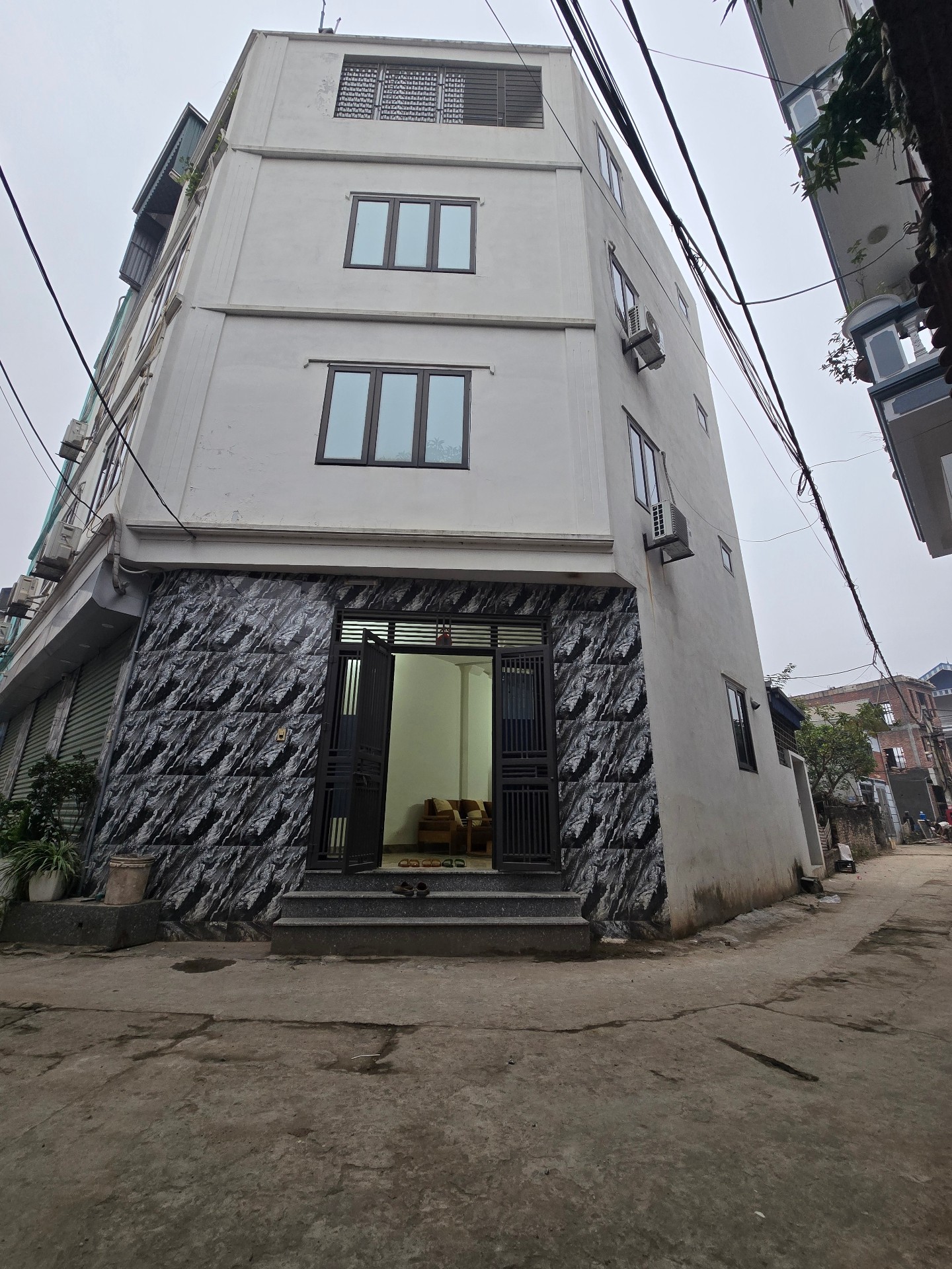 Nhà lô góc 4 tầng thoáng mát, ôtô đỗ cửa giá nhỉnh 4 tỷ