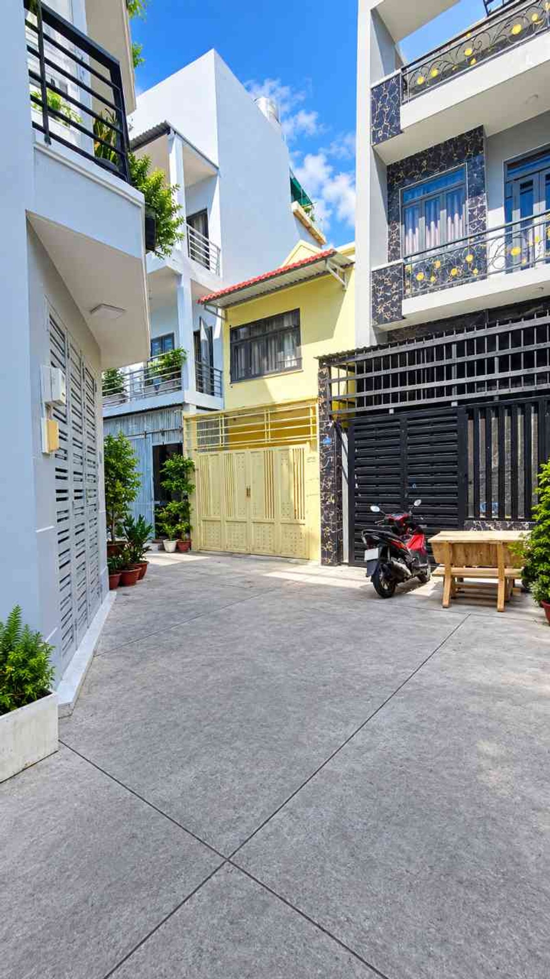 KẾ BÊN PHÚ MỸ HƯNG - 3 TẦNG - NHÀ MỚI VÀO Ở NGAY - FULL NỘI THẤT - GẦN MẶT TIỀN HUỲNH TẤN PHÁT