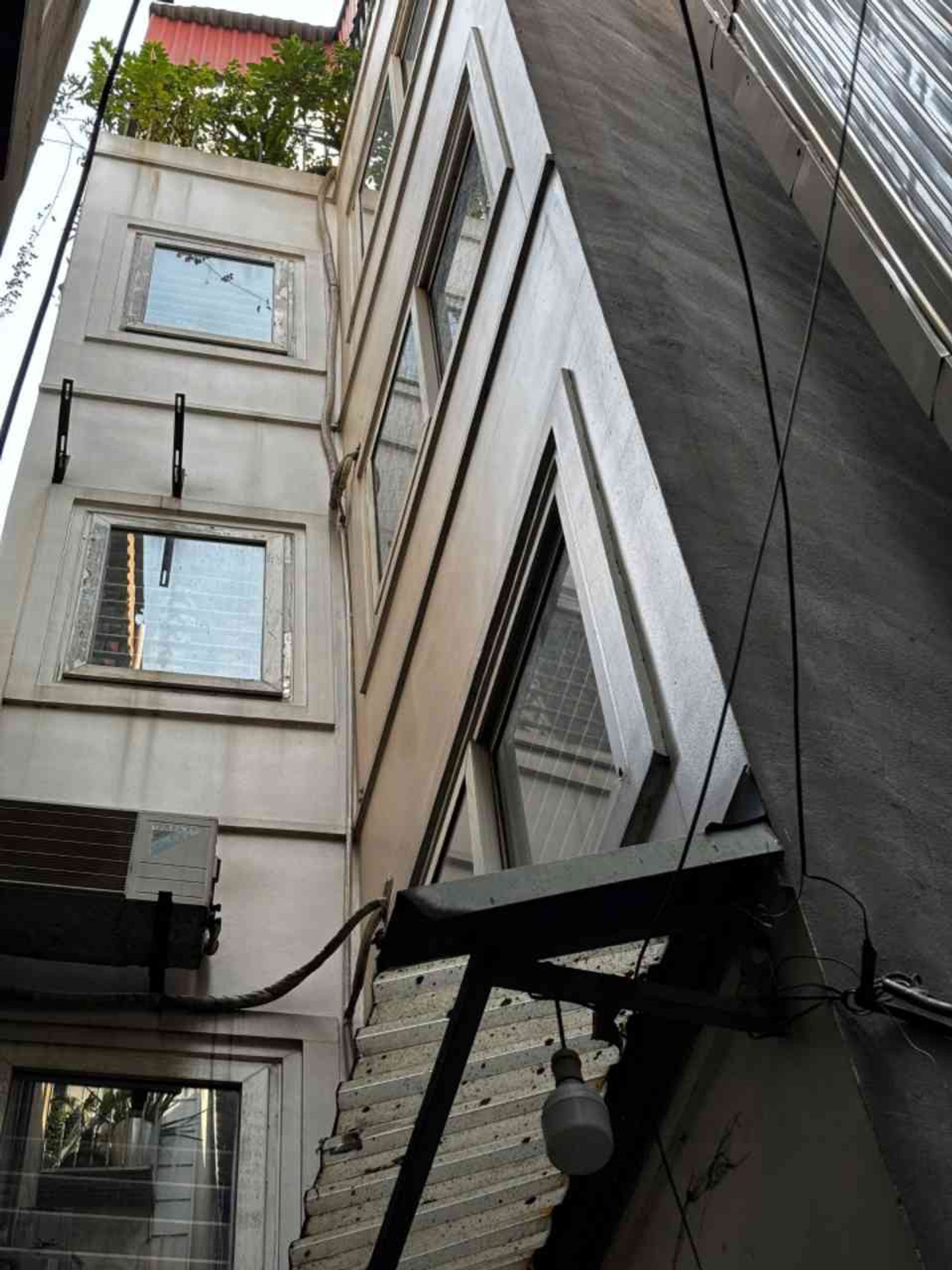 Bán nhà phố Trần Khát Chân: 30m, 5 tầng, chỉ 5tỷ85, ở luôn, vị trí đẹp, sổ vuông.