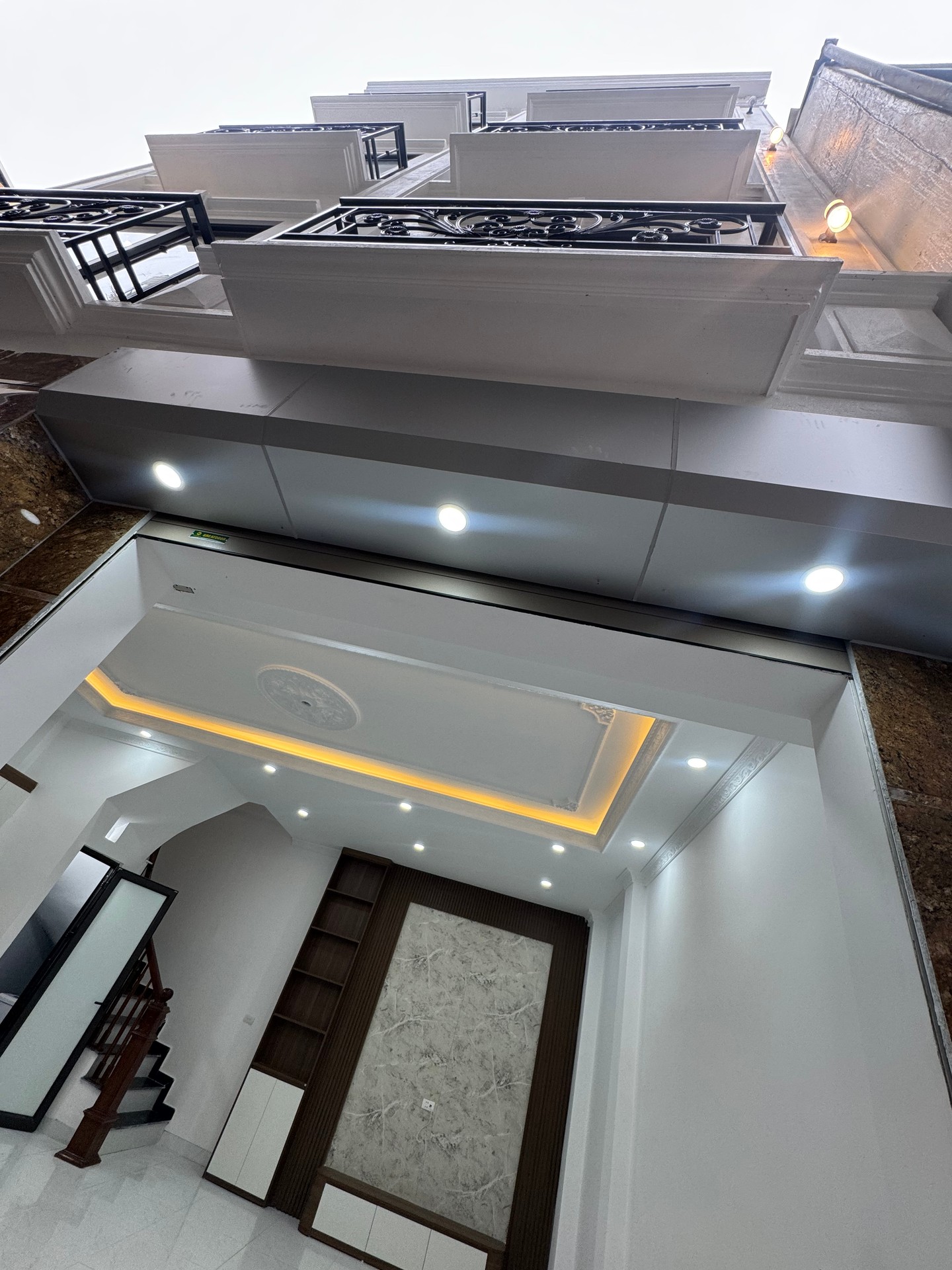 Nhà 5 Tầng Hiện Đại Hướng Đông Nam, Ô Tô Đỗ Cửa, Vị Trí Đắc Địa Đáng Sở Hữu