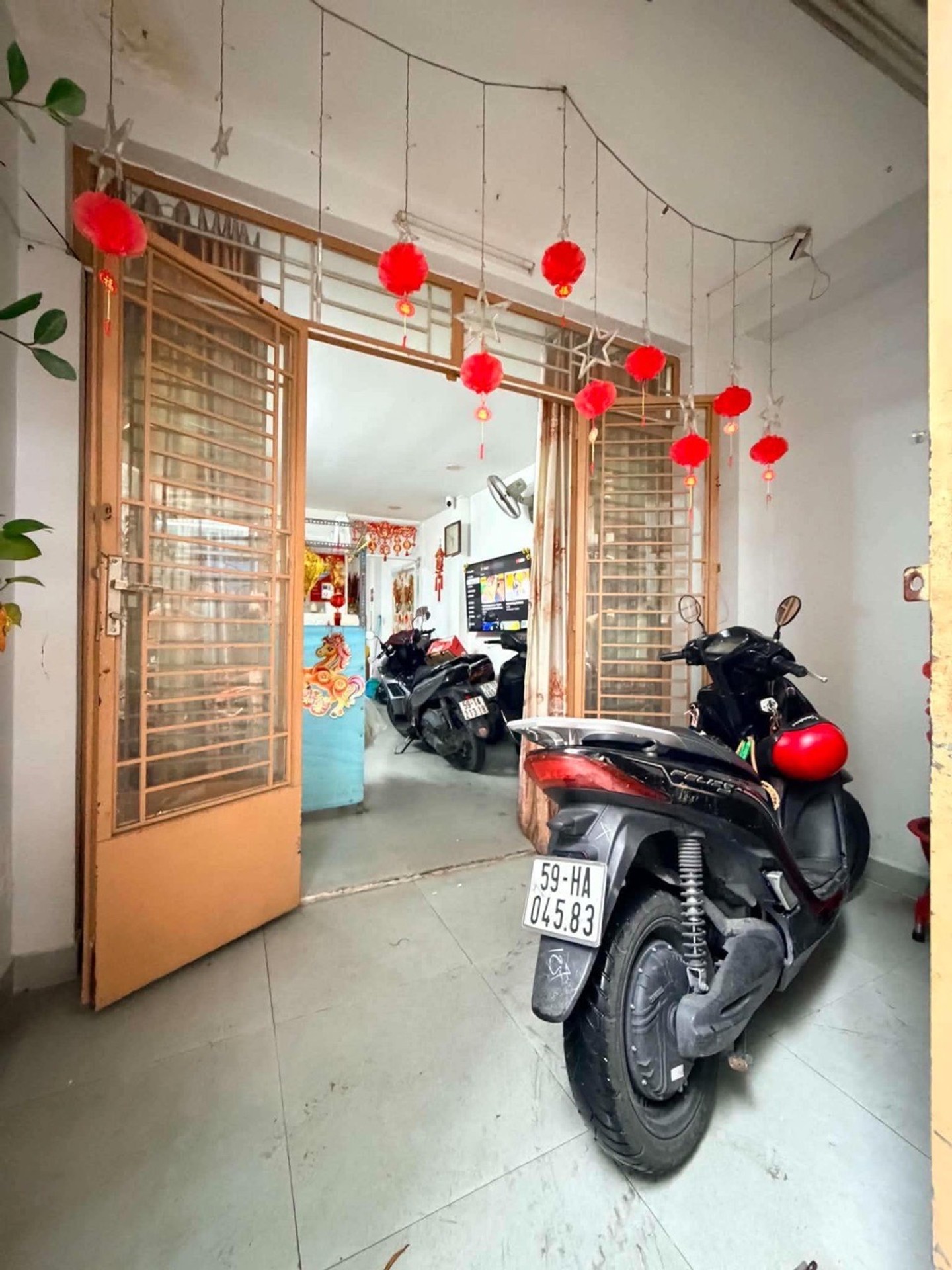 Nhà riêng 2 tầng sân rộng, vị trí gần mặt tiền quận 5