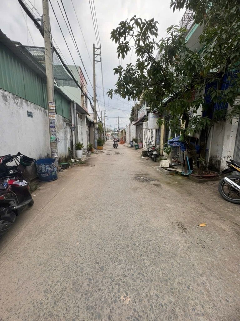 Nhà mặt tiền hẻm ô tô, ngang 11,8m An Phú Đông Q12. Dt 200m2, đang cho thuê nhà xưởng. Giá 11,5 ỷ