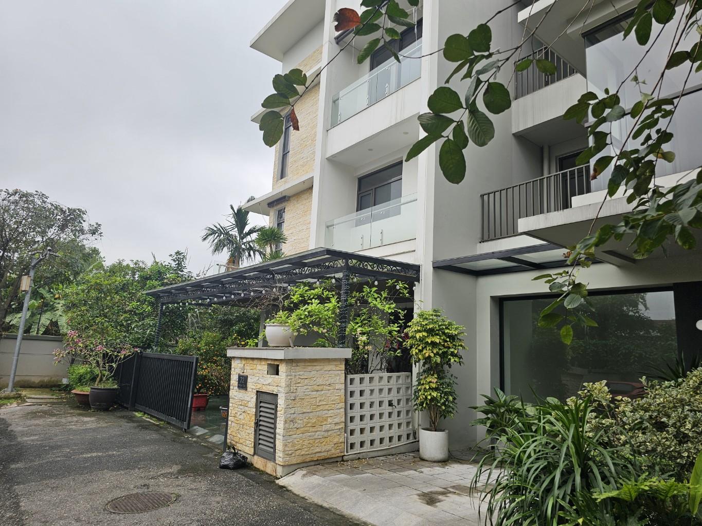 Bán biệt thự liền kề - Long Biên - Thạch Bàn - DT 233m - 4x ti
