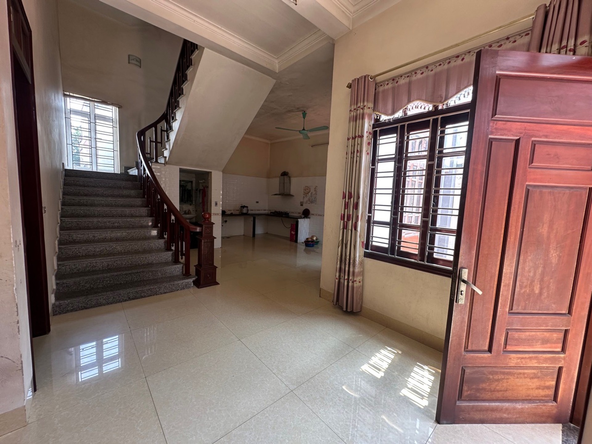 Bán nhà 3 tầng rộng rãi tại Vân Hà, giá 6.8 tỷ