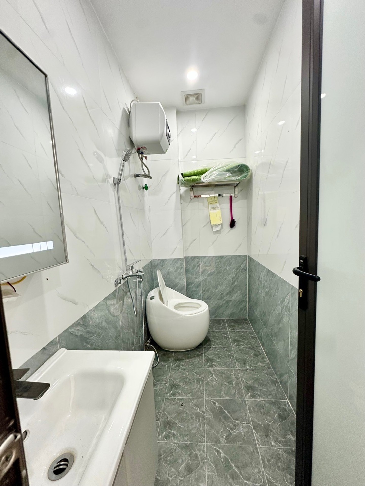 Nhà Đống Đa 7 Tầng Full Đồ, Gần Hồ, Ô Tô Vào Tận Nhà